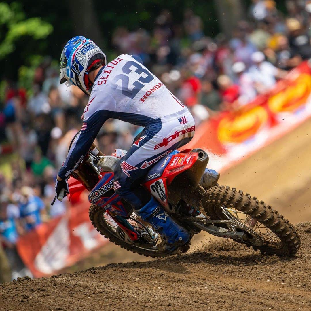 Honda Powersports USさんのインスタグラム写真 - (Honda Powersports USInstagram)「@jettson18’s incredible @promotocross 450 rookie season continued at @redbudmx, where the 19-year-old led every lap of both motos aboard his CRF450RWE. Five rounds in, Lawrence has yet to lose a moto. Returning to action at his home race following a three-round absence, Illinois native @chasesexton notched a respectable third-overall result via 2-3 moto scores. In the 250 class, @hunterlawrence enjoyed a commanding first-moto win aboard his CRF250R but—for the first time all season—wasn’t able to take the overall victory, due to a first-turn crash that put him out of moto 2. Fortunately, Hunter is largely okay and is planning to compete at the next round. #RideRed」7月4日 5時27分 - honda_powersports_us