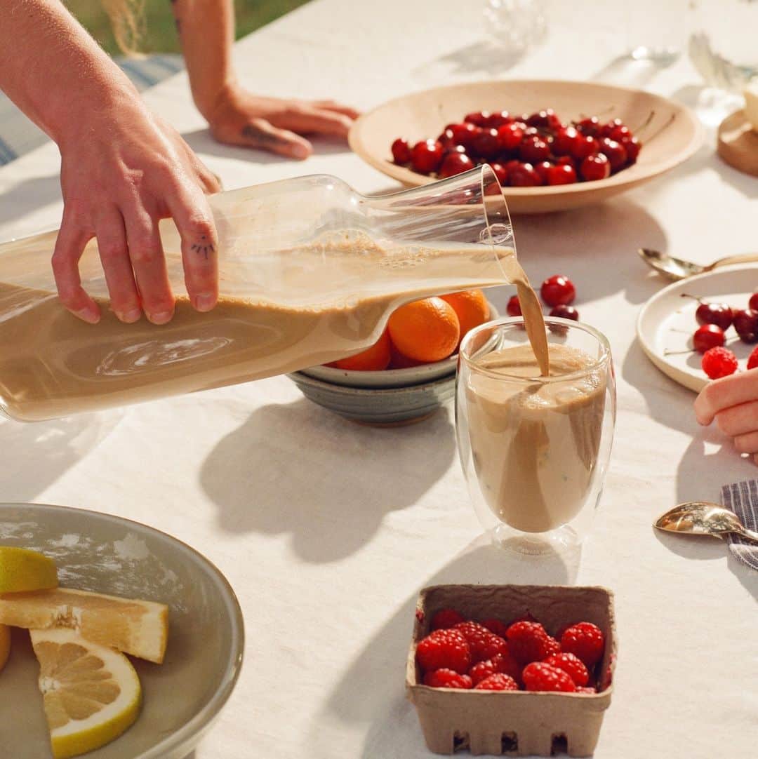 Blue Bottle Coffeeのインスタグラム：「Summer brunch just got even easier to host (and more delicious to attend). Here’s how to batch-brew heavenly iced lattes for your next soiree with our Craft Instant Espresso.⁠ ⁠ Collect:⁠ 20 g Craft Instant Espresso⁠ 80 g hot water⁠ 1,000 g cold milk of your choice⁠ ⁠ Create:⁠ In a pitcher, mix Craft Instant Espresso with hot water. Pour in your choice of milk. Serve over ice in individual glasses. Toast to summer celebrations.⁠」