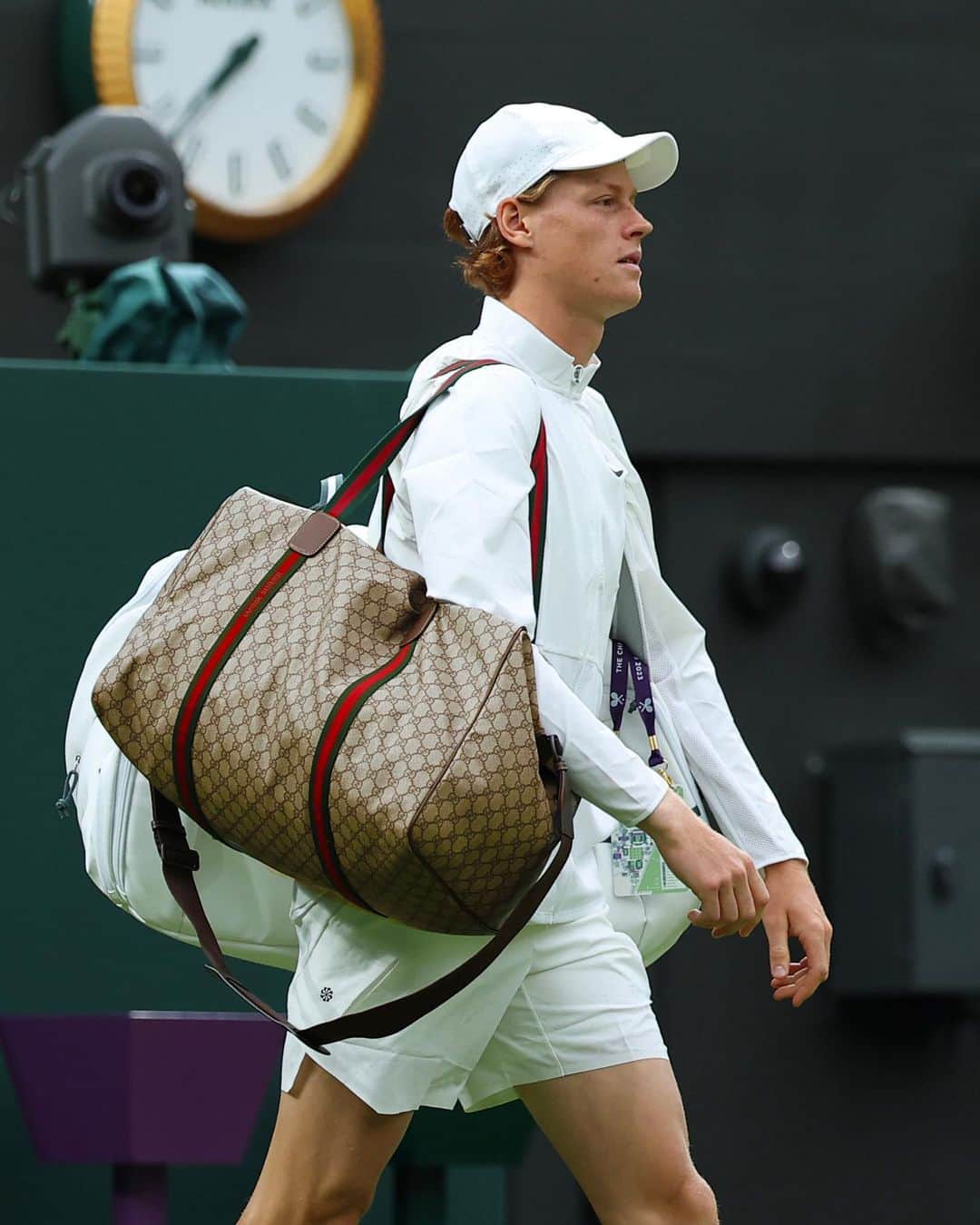 グッチのインスタグラム：「Jannik Sinner, Ambassador for the House, is captured on court at Wimbledon where he won his first match with a one-of-a-kind Gucci duffle bag custom designed for him.   #JannikSinner #Wimbledon #Gucci」