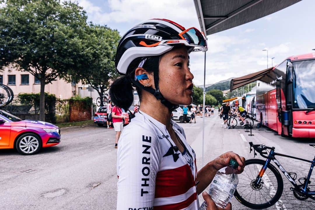 與那嶺恵理のインスタグラム：「😗Can I ask one thing?? “Everyone not only me was feeling it was hard day from beginning ; fast 💨 non stop attacking 🌪and up&down stage4 @girodonneofficial ??”  . . Tomorrow is… Cima Coppi day🌋, though 😗  . . 4 down 6days to go 👊🏻 📸: @oskarsbrook  #今日のエリさん　#HumanPoweredHealth」
