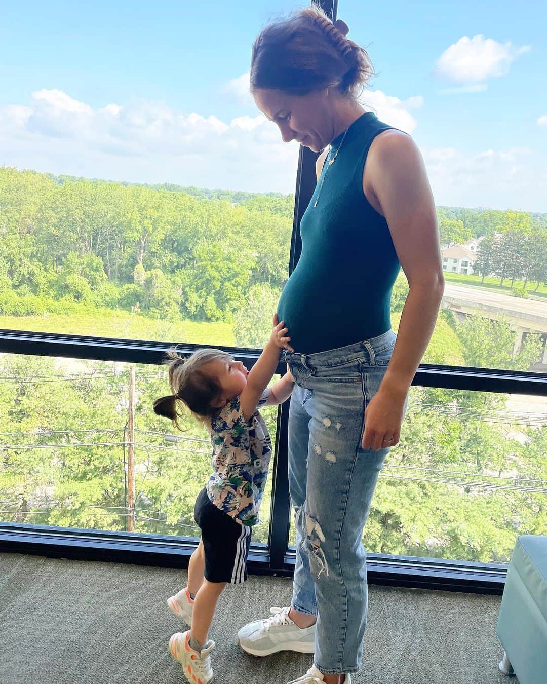 ベヴァリー・ゴーベル・ヤネズのインスタグラム：「Can’t wait to meet her baby sister ❤️」