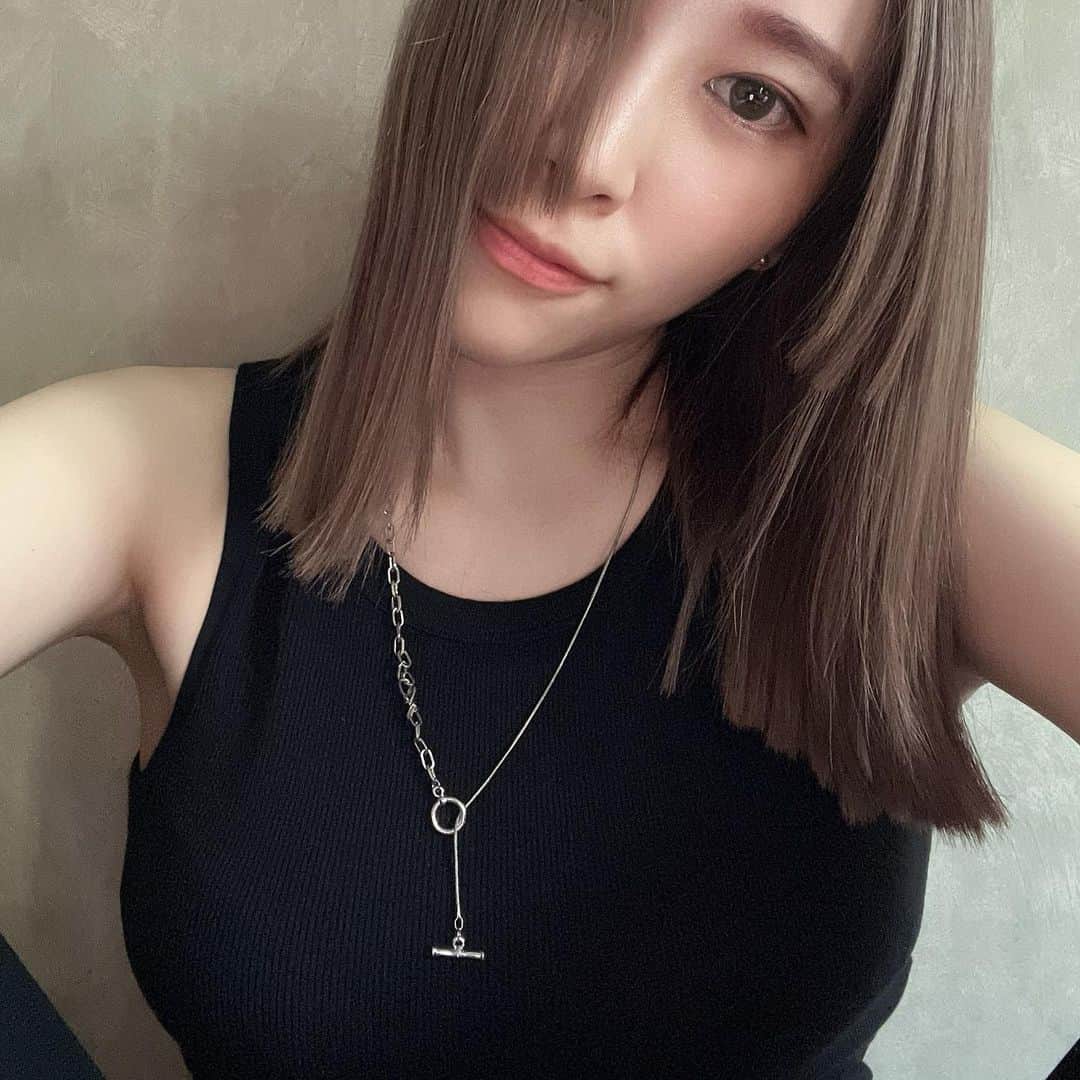 mikerr（ミカ）のインスタグラム：「あっつ🥵昨日撮影でしたよっと  OS1だけ飲んだけば大丈夫そ みんなも飲んでね、パクチーみたいな感じ 飲めば飲むほどおいしなーる」