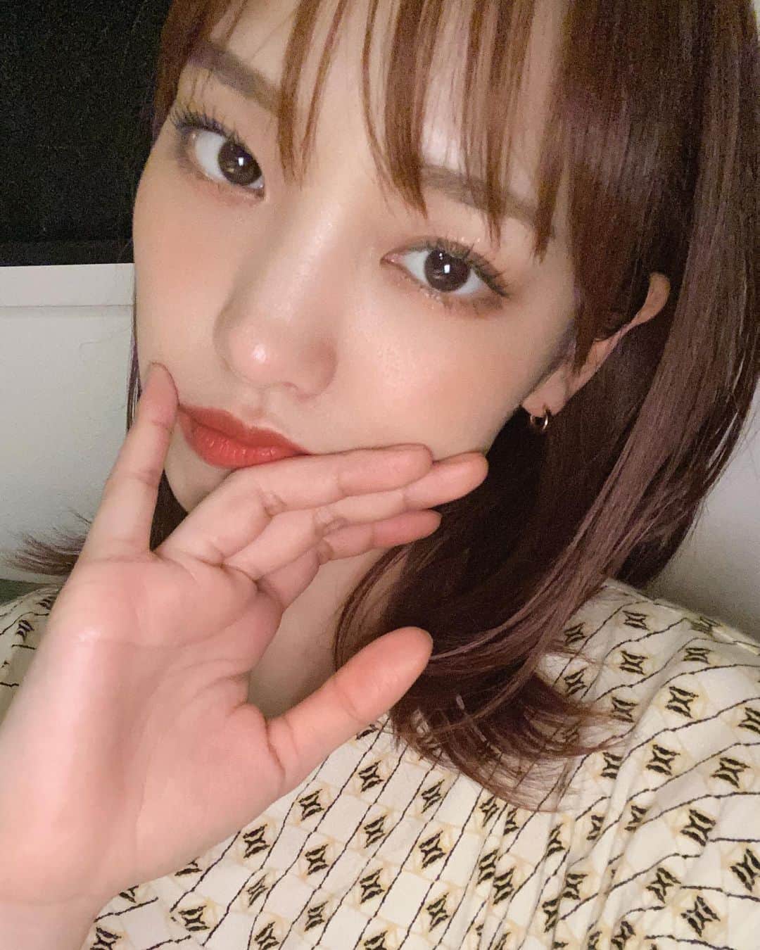 飯窪春菜のインスタグラム：「☄️  最近、夜が寝苦しくて 2時間おきに目が覚めてしまって寝不足続きです🥱  寝不足続きだから私にしては珍しく、日付けが変わる前にベッドに入っているのだけど それでも1、2時間で目が覚めてしまうからどうしたものかと悩んでいます😮‍💨🌀  なにかオススメの安眠、快眠方法はありますか🥺？」