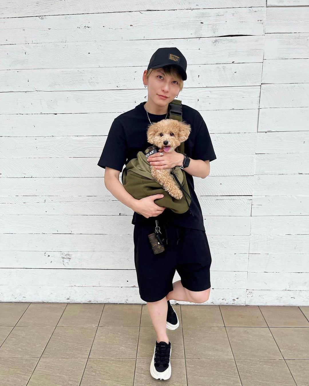 鍵本輝さんのインスタグラム写真 - (鍵本輝Instagram)「今日はラジオのあと おかんとゆぱと買い物✌️ おかんはゆぱと出掛けられるのが めっちゃ嬉しいみたいで その姿見てホッコリする♨️ 家族との時間を増やしてくれたゆぱです。  #愛犬　#ゆぱ #家族時間  @yupa_stagram」7月3日 21時06分 - lead_akira