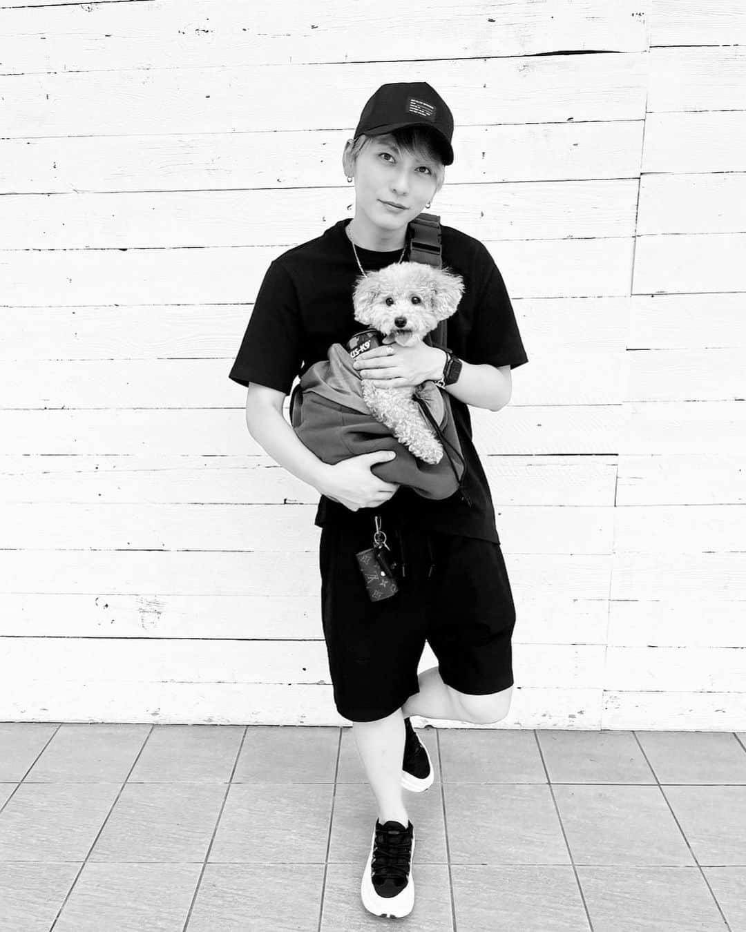 鍵本輝さんのインスタグラム写真 - (鍵本輝Instagram)「今日はラジオのあと おかんとゆぱと買い物✌️ おかんはゆぱと出掛けられるのが めっちゃ嬉しいみたいで その姿見てホッコリする♨️ 家族との時間を増やしてくれたゆぱです。  #愛犬　#ゆぱ #家族時間  @yupa_stagram」7月3日 21時06分 - lead_akira