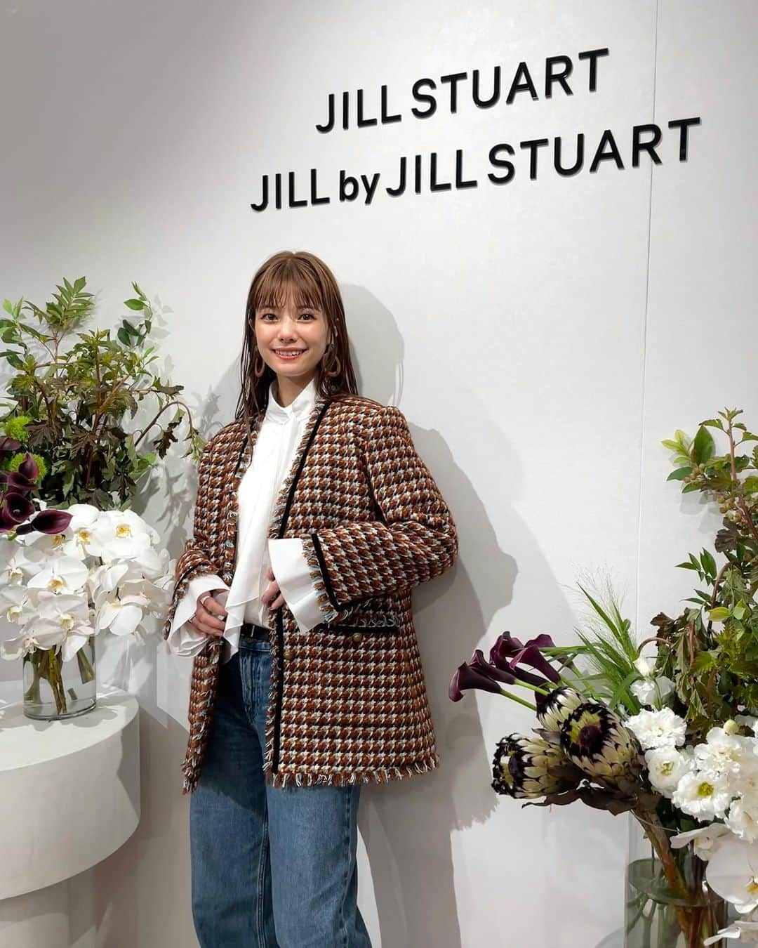 西谷菜々のインスタグラム：「. 毎度興奮しすぎるでお馴染み JILL STUART @jillstuart.jp 2023A/W展示会へ🍂  リブランディングしてからのJILLはどツボに刺さりまくりなんだけど 初AWもそれはそれは可愛かった、、😫💘  綺麗めなのにコンサバすぎず ベーシックの中に遊び心のあるデザインとか色味とか 飽きずにテンション上がるアイテムばかりで、、本当に大好き！  この日も汗だくになりながら😅💦沢山試着させてもらったよ✨ 秋が待ち遠しいな〜🌾  #愛しの匠さんを添えて🫶  #jill_23aw  #jillstuart  #ジルスチュアート  #pr」