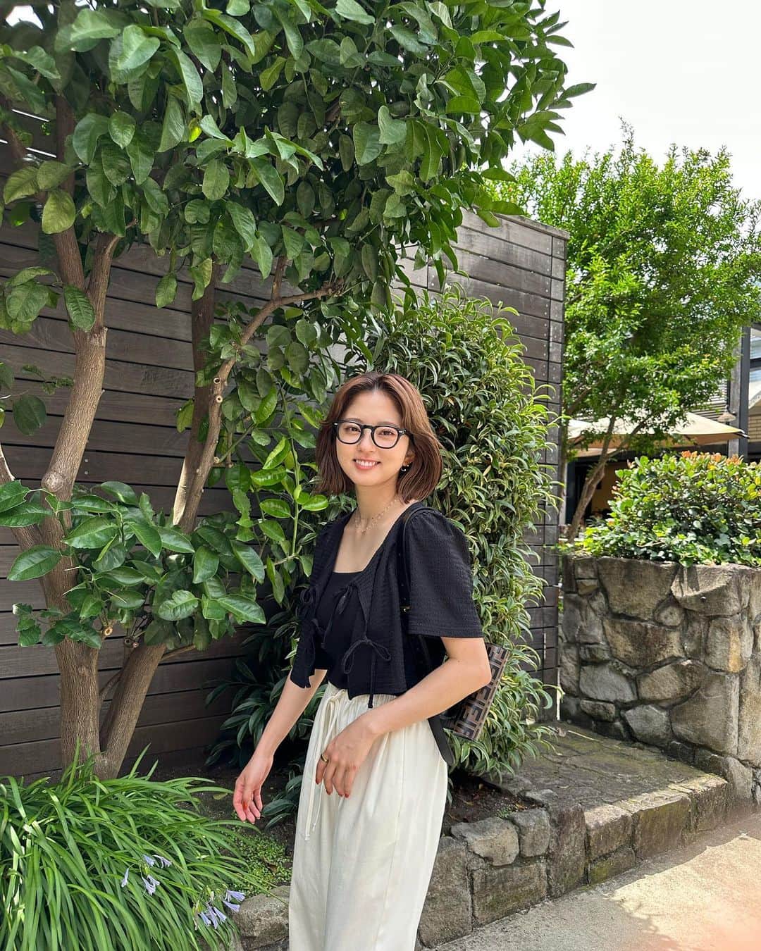 鈴本美愉のインスタグラム：「. モノトーンでまとめた全身 @muleau_official コーデ🌻  Tie Front Cardiganはリボンにしたり結んだりいろんなアレンジできておかわです🖤」