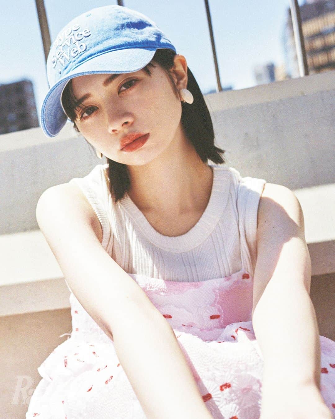 Rayのインスタグラム：「女優の桜田ひよりさんが #Ray8月号 に登場！🐬🫧 カラフルなお洋服をすてきに着こなしてくれました🤍  １枚で映える乙女なピンクのワンピースは、 ロゴキャップではずすとこなれ感がアップ。 ピンクとブルーの組み合わせも相思相愛♡  詳細は #Ray8月号 をご確認ください💐  【着用アイテム】 ピンクジャカードキャミワンピース 43,780円／ DREAM SISTER JANE（ザ・ウォール ショールーム）　 ロゴキャップ 5,400円／ TYPESERVICE（MUSINSA JAPAN）　 イヤリング 3,150円／アビステ　　 中に着たタンクトップ／スタイリスト私物 . . . . . Ray 8月号 (6月22日発売) 企画名：桜田ひより主演 夏とカラフルなお洋服と モデル：#桜田ひより（@hiyori_sakurada_official）  #Ray #Rayトレンド #女優  #夏服 #夏 #夏コーデ #新作 #カラフルコーデ #ピンクコーデ #キャップコーデ #キャップ女子 #ワンピ #ワンピース #ワンピースコーデ #SisterJane #typeservice #キャップ」