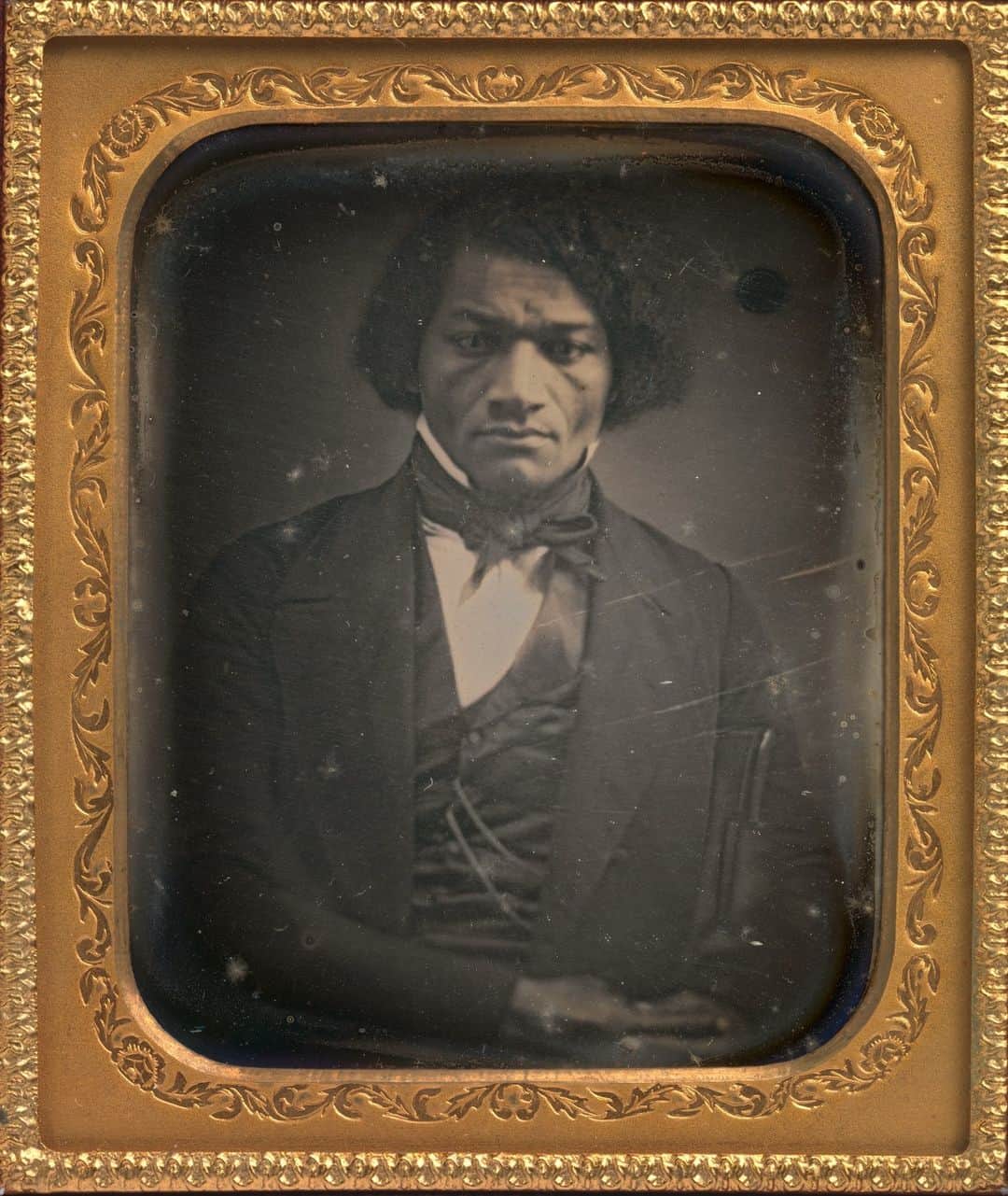 のインスタグラム：「The Fourth of July holiday celebrates the ideals of a new nation outlined in the Declaration of Independence—"life, liberty, and the pursuit of happiness."   In an 1852 speech titled, "What to the Slave is the Fourth of July?" abolitionist Frederick Douglass praised these ideals but emphasized they did not extend to all: "This Fourth of July is yours, not mine, You may rejoice, I must mourn."   This portrait is from the collection of our @smithsoniannpg.」