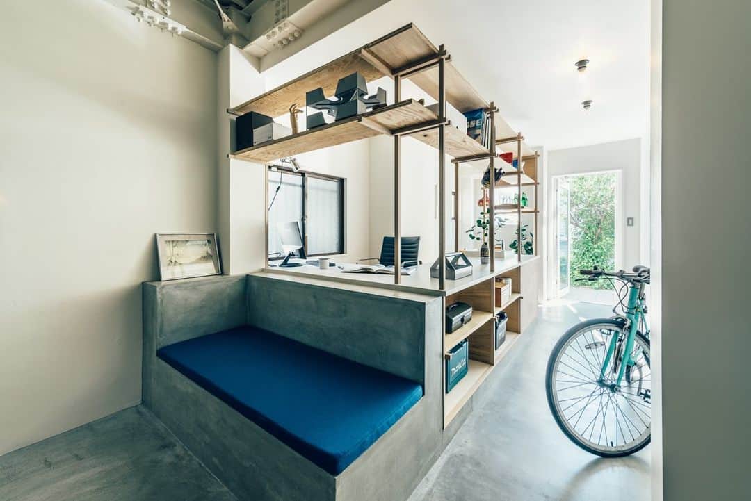 toolbox(ツールボックス)さんのインスタグラム写真 - (toolbox(ツールボックス)Instagram)「「行ってきます」と階段を ...
