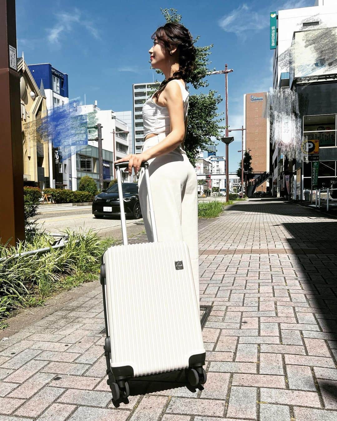 中村かなさんのインスタグラム写真 - (中村かなInstagram)「撮影で大荷物の日は スーツケースで移動🧳  軽くて小回りが効いて スイスイ移動が便利♡ お手頃価格なのでガンガン使える♡ @arudake_shop  のくすみカラーがおしゃれなスーツケースを愛用してます🧳  TSAダイヤル式ロック採用で 海外旅行も安心🌏 1〜3泊くらいの容量で 夏の旅行にも✈️  PR @arudake_shop #スーツケース #キャリーケース #旅行 #機内持ち込み可能 #旅行コーデ #あるだけショップ #あるだけショップ楽天市場店 #海外旅行 #国内旅行 #旅行 #女子旅 #旅行コーデ #旅行準備 #旅行好きな人と繋がりたい」7月3日 21時00分 - k777pime