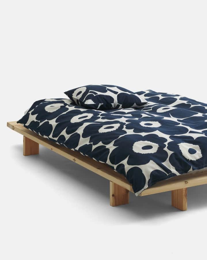 マリメッコさんのインスタグラム写真 - (マリメッコInstagram)「The sheets are fresh and the beds are made, now the easy part—which one do you want to lie in? Vote below.   Inky blue Unikko 💙 Beige Unikko 🌸 Crisp black Tiiliskivi 🧱 Soft blue Tasaraita 🦓  Explore our bed linen and more home goods at marimekko.com. Link in bio. #marimekko #marimekkohome」7月3日 21時01分 - marimekko