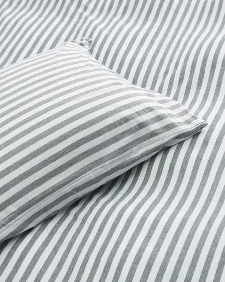マリメッコさんのインスタグラム写真 - (マリメッコInstagram)「The sheets are fresh and the beds are made, now the easy part—which one do you want to lie in? Vote below.   Inky blue Unikko 💙 Beige Unikko 🌸 Crisp black Tiiliskivi 🧱 Soft blue Tasaraita 🦓  Explore our bed linen and more home goods at marimekko.com. Link in bio. #marimekko #marimekkohome」7月3日 21時01分 - marimekko