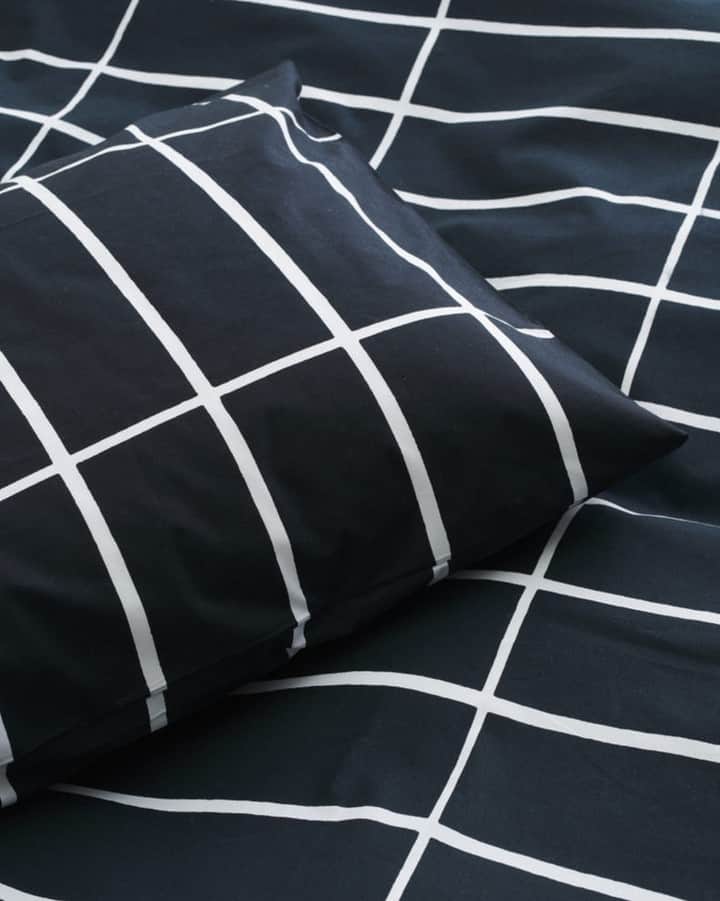 マリメッコさんのインスタグラム写真 - (マリメッコInstagram)「The sheets are fresh and the beds are made, now the easy part—which one do you want to lie in? Vote below.   Inky blue Unikko 💙 Beige Unikko 🌸 Crisp black Tiiliskivi 🧱 Soft blue Tasaraita 🦓  Explore our bed linen and more home goods at marimekko.com. Link in bio. #marimekko #marimekkohome」7月3日 21時01分 - marimekko