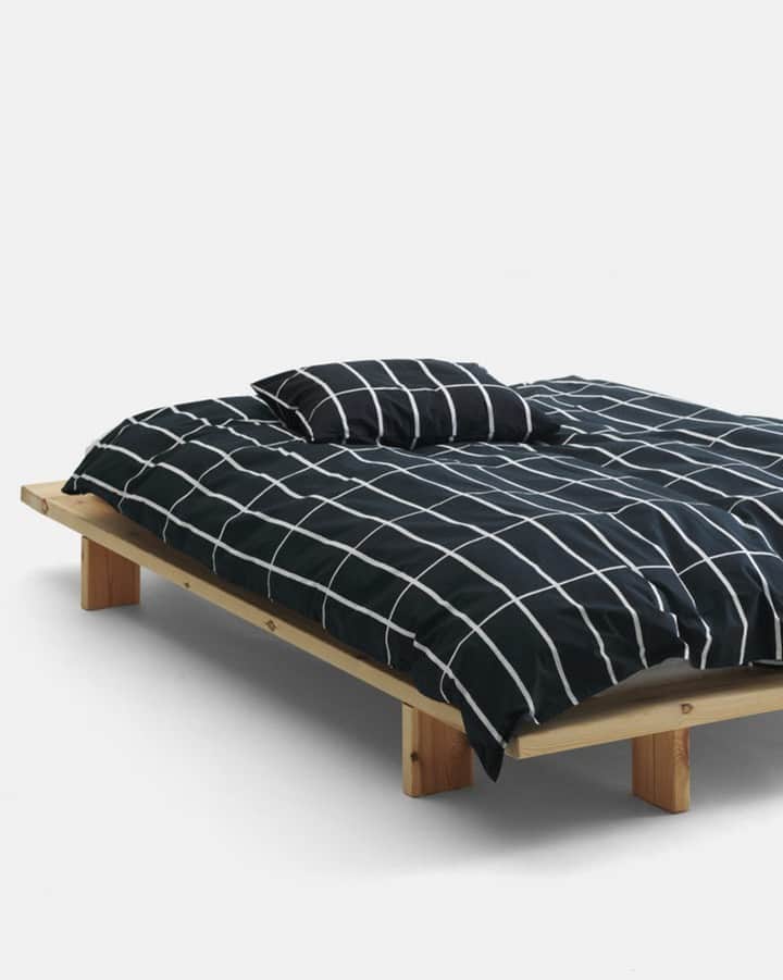 マリメッコさんのインスタグラム写真 - (マリメッコInstagram)「The sheets are fresh and the beds are made, now the easy part—which one do you want to lie in? Vote below.   Inky blue Unikko 💙 Beige Unikko 🌸 Crisp black Tiiliskivi 🧱 Soft blue Tasaraita 🦓  Explore our bed linen and more home goods at marimekko.com. Link in bio. #marimekko #marimekkohome」7月3日 21時01分 - marimekko