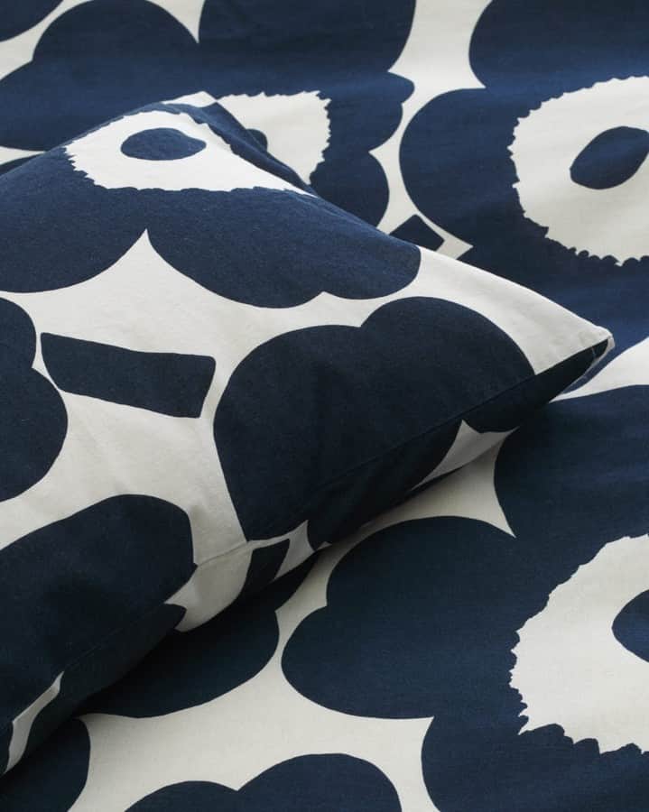 マリメッコのインスタグラム：「The sheets are fresh and the beds are made, now the easy part—which one do you want to lie in? Vote below.   Inky blue Unikko 💙 Beige Unikko 🌸 Crisp black Tiiliskivi 🧱 Soft blue Tasaraita 🦓  Explore our bed linen and more home goods at marimekko.com. Link in bio. #marimekko #marimekkohome」