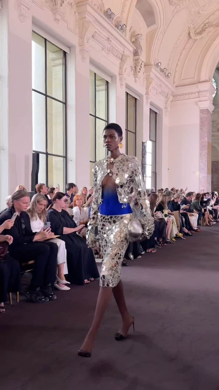 エレナ・ペルミノヴァのインスタグラム：「The art of couture 🖤 @schiaparelli ✨ Pick your fav Настоящий арт! Какой образ самый любимый?」