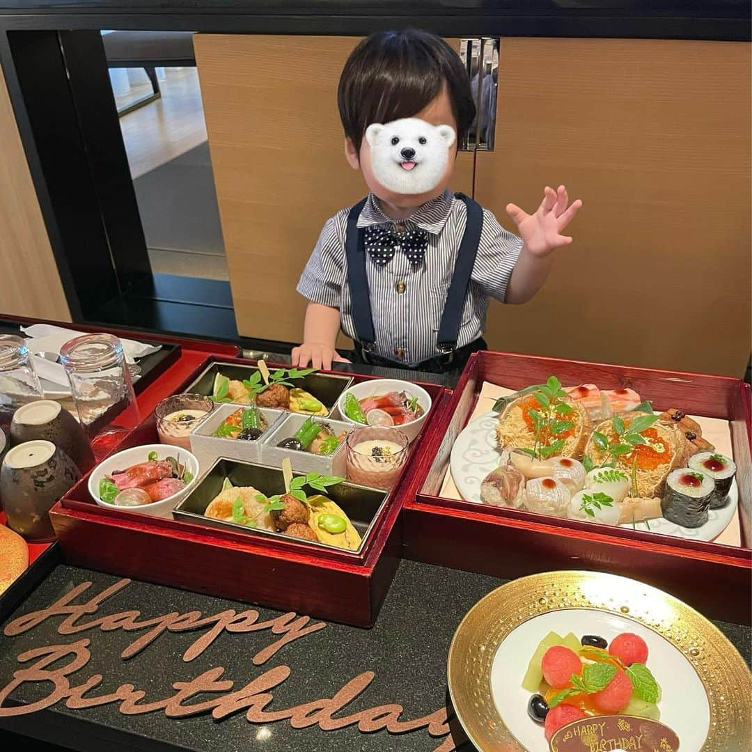 色紙千尋のインスタグラム：「先日、息子の1歳の誕生日旅行へ、湯河原に行ってきました♨️ 子連れに嬉しい部屋食でも、ホテルのレストランでもお祝いしてもらって、とても素敵な思い出になりました👦🏻✨  元気にすくすく(だいぶ大きく) 今のところ、音楽が大好きな、よく寝るおっとり系穏やか男子に(今だけでしょうね笑)育ってくれて、ありがとう！ 一緒にいろんな経験していこうね😎」