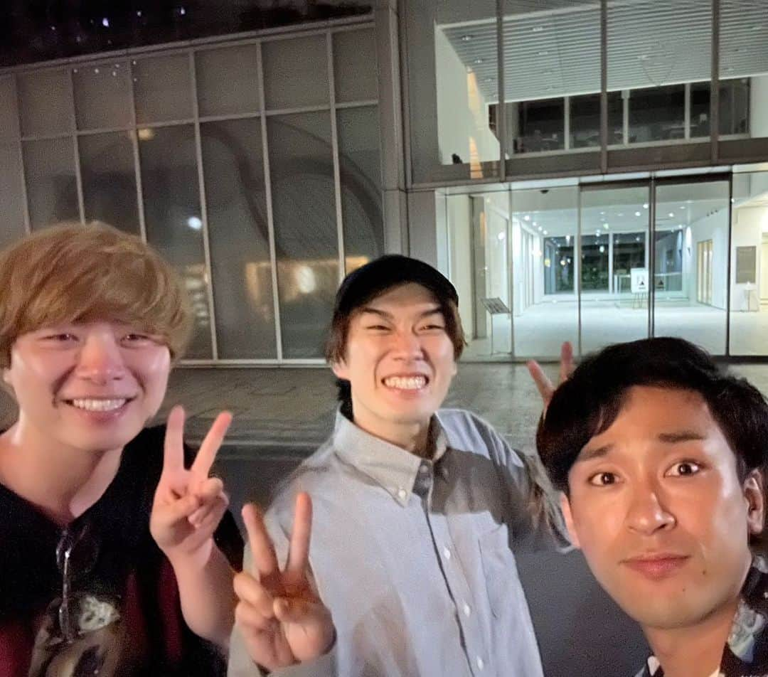 ツリメのインスタグラム：「It's been a wonderful night🌃  久々にとし君とお話してとても良い時間を過ごしたよ！ 誕プレも頂いて感謝しかないです🙇  ご馳走様でした🙇  あ！カンタもありがとな！  #冗談です #カンタ君も忙しいのに途中から参加してくれてありがとうございました #ツリメ  #寿司 #食った #めちゃうま #えんがわ #品切れ悲しかった」