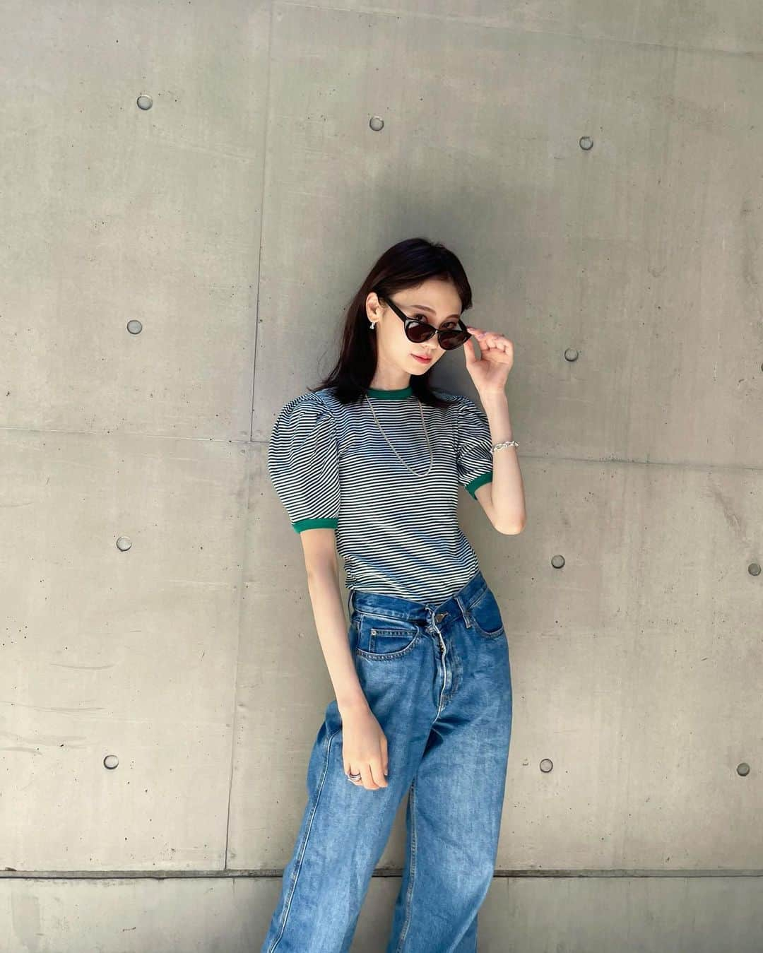 酒井結加のインスタグラム：「💚💙💚💙  tops&accessories @amerivintage   denim&sunglasses @uniqlo_jp  @uniqlo_with   #accessories#アメリヴィンテージ  #amerivintage#ボーダートップス  #夏コーデ#ユニクロ#ユニクロコーデ」