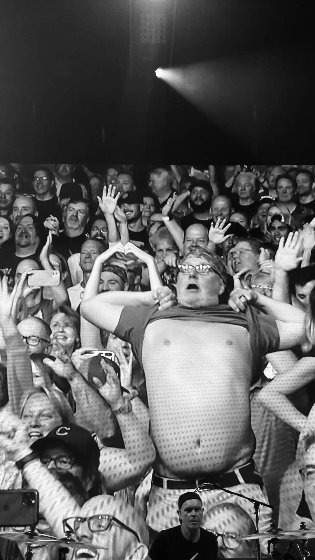 ブライアン・アダムスのインスタグラム：「Thank you Chicago for an amazing night! #SoHappyItHurts」