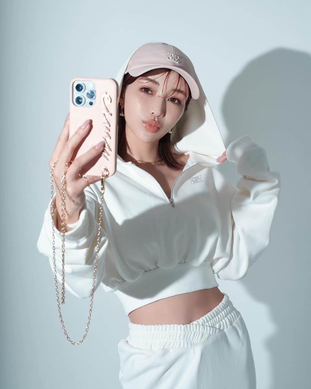 eimy istoireさんのインスタグラム写真 - (eimy istoireInstagram)「《COMING SOON》 待望のiPhoneケース 新シリーズ"twinkle  eimy"が登場💞  7/7(金)発売のアイテム ✔︎ twinkle eimy iPhoneケース  今週発売の新作アイテムは、ONLINE STORE & 公式アプリ内にて公開しております✨  "お気に入り登録"をしていただくと 販売開始後にまとめてカートに入れられるため 発売当日のお買い物がスムーズになります🤍  WEB STOREは @eimyistoire_official プロフィールのTOPにあるURLより是非アクセスしてご覧ください🛒  ┈┈┈┈┈┈┈┈┈┈┈┈┈┈┈┈┈⁣  #eimyistoire #eimy_snap  #eimy_ootd #eimy」7月3日 21時15分 - eimyistoire_official