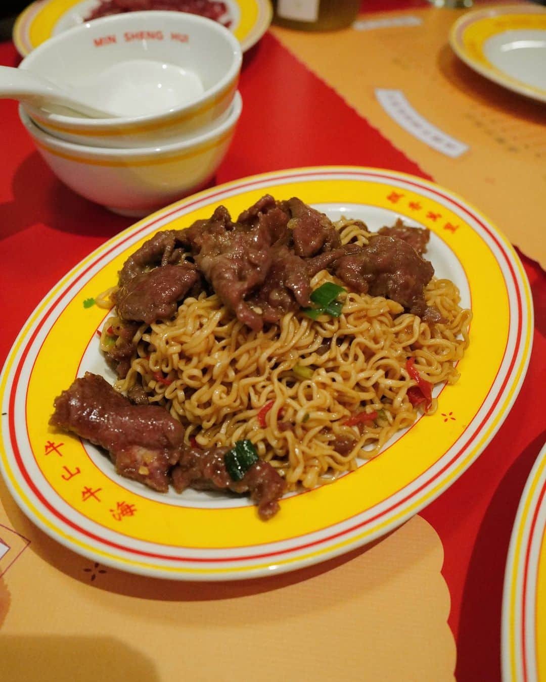 伊原葵さんのインスタグラム写真 - (伊原葵Instagram)「台湾で食べた中で1位かも… ってくらい美味しすぎた牛の旨辛焼きそばてきなの。  口に入れた瞬間、え。うま  やった。笑  なんかね、ニンニクとちょっと辛味もあって、とにかくうますぎ中毒🥺  これ食べに２回もここ来ちゃったよ〜っ  お鍋も美味しくて、牛をしゃぶしゃぶするよ♡  新鮮すぎて、３秒で👍  エビもプーアル茶の茶がかかってて🥺これも止まらない。２回食べた。笑🦐  台湾🇹🇼来たらまた行きたい！！  Jさん、谢谢🇹🇼❤️  #台湾 #台湾旅行 #台湾グルメ #aoinotrip」7月3日 21時10分 - aoi186