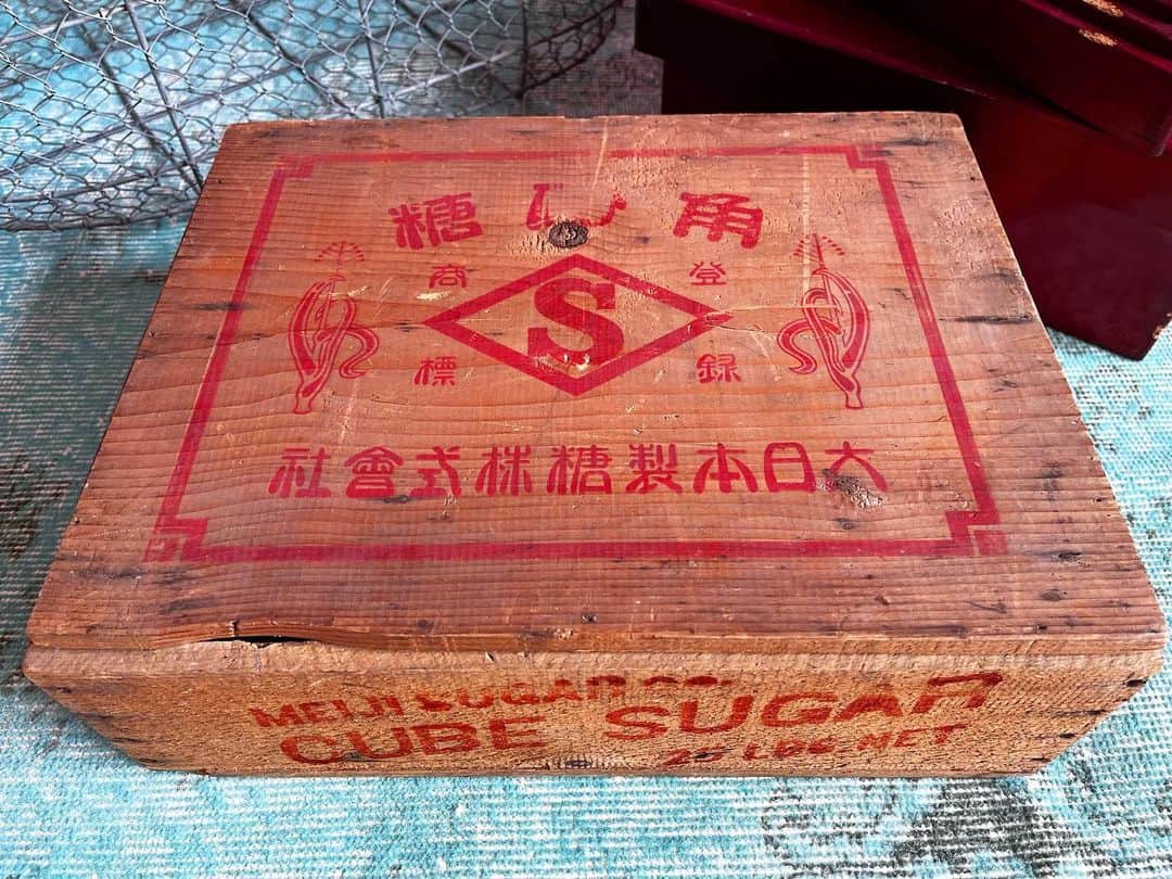 千秋さんのインスタグラム写真 - (千秋Instagram)「戦前の木箱を手に入れました🤎 茨城にある大好きなお店 @backyard_furniture で古道具をいくつかGET🫶🏻 どれもかなり大きいです。 1番のお気に入りは、戦前に使われていた角砂糖の木箱。 文字が右から左です✨ あと、おそらく農家で使っていたかご（昭和初期）と、赤い漆の入り子の切り溜め、なんと七段（昭和初期） どこに飾ろうかなあー 何を入れようかなあー お手入れをしながら、ずっと考えてるのが楽しい😆 なんか最近はまたファッションもインテリアも古いものばっかり買ってますね。 ※千秋の歌YouTubeの爆買い古着企画、大好評配信中。  #古道具 #古民家 #古道具のある暮らし #アンティーク #ヴィンテージ #千秋インテリア #茨城」7月3日 21時10分 - chiaki77777