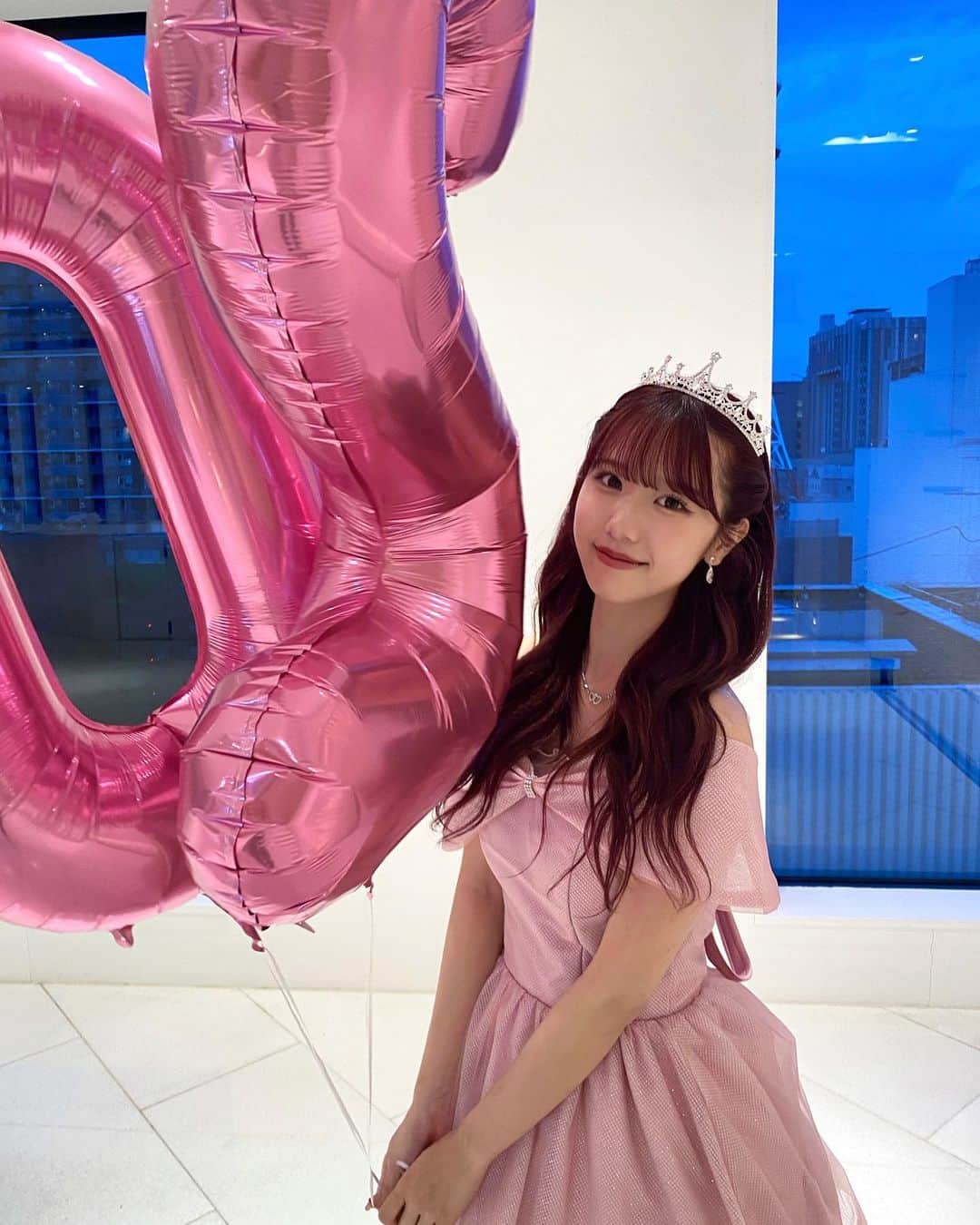 鈴木遥夏のインスタグラム：「. 生誕祭ありがとうございました♡  大好きな皆さんにこうしてお祝いして頂けて、とても幸せでした、最高の誕生日です👸🏼🎀  この日のためにまつパをして頂いて、思いっきり上げてもらった！ 天才です🪄」
