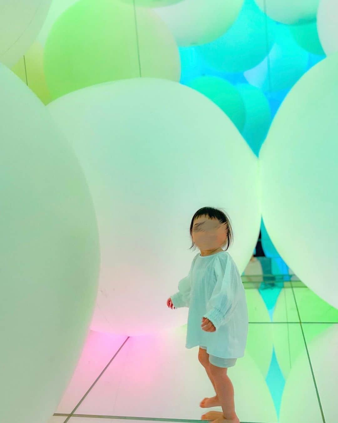 ayapan?NOFFCIALのインスタグラム：「. .  娘が生後8ヶ月の時に行った振りに 家族で @teamlab.planets へ🪐✨  2才半になった娘は大興奮で 全力でたのしんでる姿が とってもかわいかった👶🏻！！  私が足を怪我してしまっていて 水のエリアが心配だったのだけど 迂回ルートを案内してもらえたので 私は水に入らず回ることができた🫧  そういう心配がある方も安心して みんなで楽しめると思います😌🫶  PR @teamlab.planets #チームラボ #デートスポット #東京観光 #東京旅行 #teamlab #teamlabplanets #チームラボプラネッツ #豊洲 #子連れお出かけ #家族の時間 #家族 #2歳児 #2歳女の子 #子連れスポット東京」