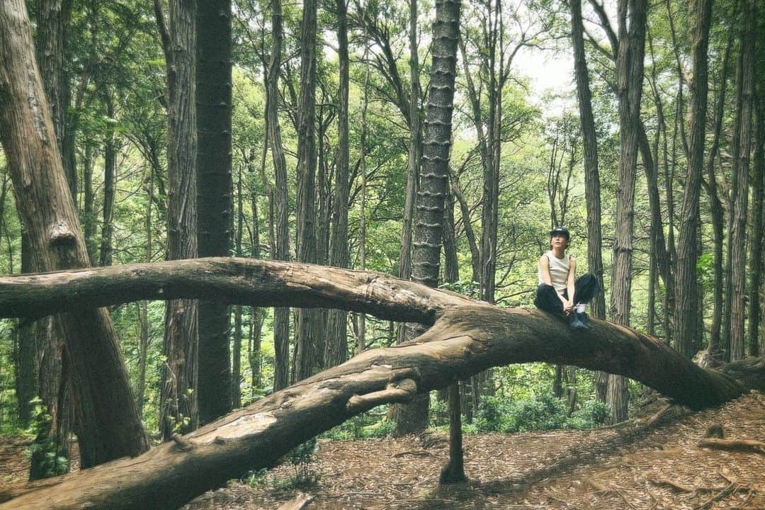 水川あさみのインスタグラム：「太陽浴びたり自然に溶け込むのが気持ち良すぎて、今年は肌が真っ黒に日焼けしたっていっかー！なーんて思うほど🌞🌳🌊」