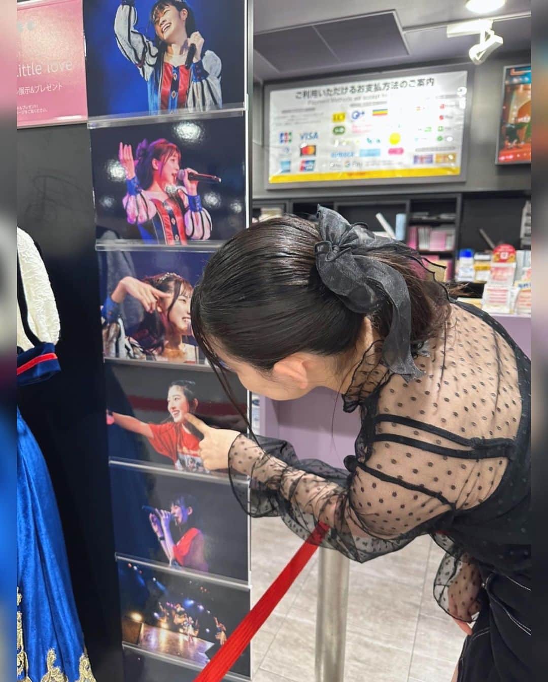 芹澤もあさんのインスタグラム写真 - (芹澤もあInstagram)「タワーレコード渋谷店さんにて衣装展示今日までだったので、 最終日見に行ってきたよー！！✨️  推し活？してきました！😂 見に行ってくれた人ー？  タワーレコード渋谷に見に行ってくれたみんなありがとうです🙇‍♀️😉  ちょっとだけ #もあのコーデ ⁡ #タワーレコード渋谷 #タワレコ渋谷 #衣装 #ポスター  #高校生#高校3年生 #ljk #jk3#06#ukka #芹澤もあ」7月3日 21時12分 - moa_serizawa