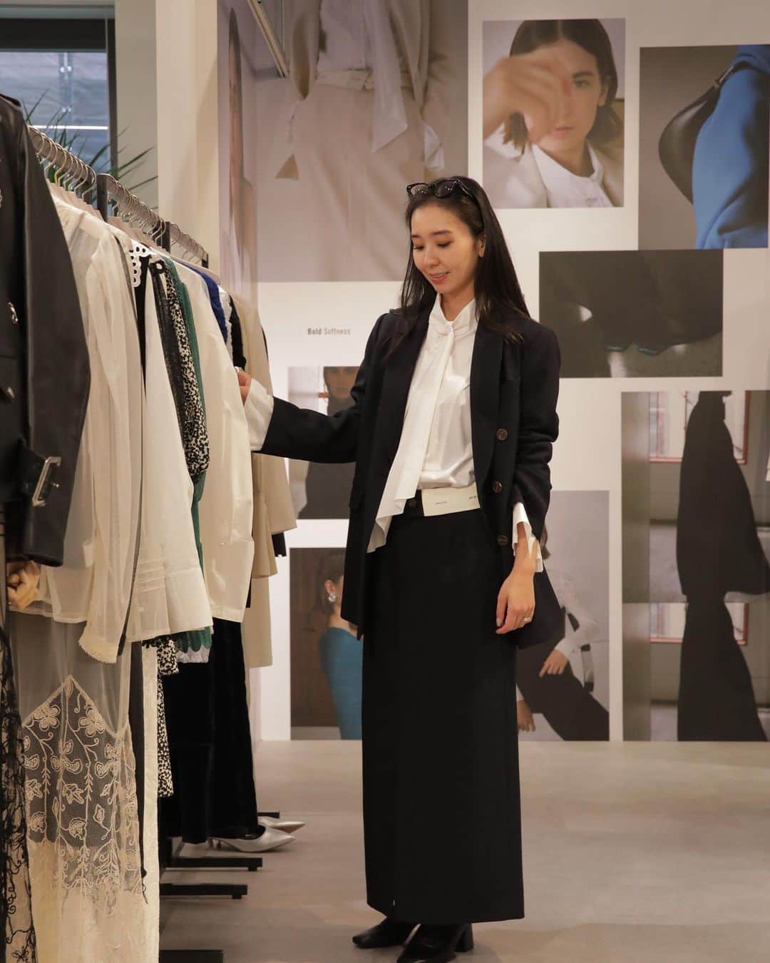 鈴木詩織のインスタグラム：「匠先生にスタイリングしてもらった @jillstuart.jp のお洋服🫶🏻 秋冬の展示会だったのだけど、かっちりセットアップでいつもと違う雰囲気になってとっても気に入りました🥹✨ さすが匠ちゃんだ👩🏻‍🏫  ジルの秋冬もとーっても可愛くてぴよさんと悩みまくり🥺 2人で着たもけもけニットもアウターみたいに暖かくて可愛かったの🤍  ぴよさんが着てたツイードのセットアップもとっても可愛かったよ🐣💗  #JILL_23AW#JILLSTUART#ジルスチュアート#shiorin_styling」