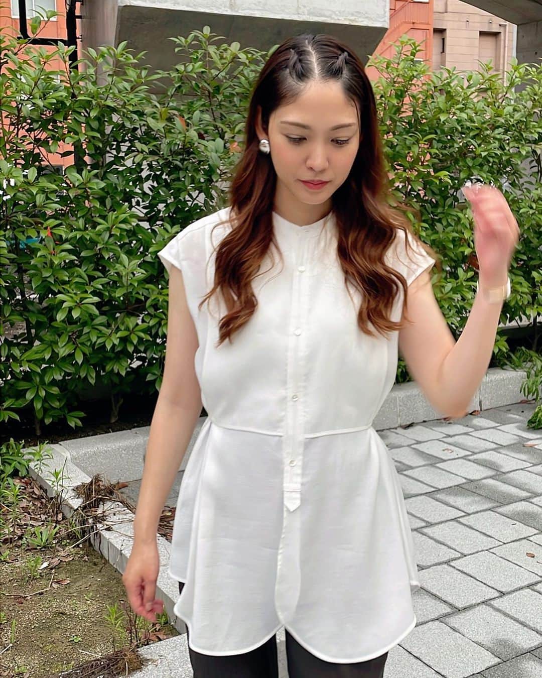 のインスタグラム：「今日の衣装🤍 高校野球がもうすぐ始まる⚾️  #今日のコーデ #今日の服 #大人カジュアル #大人ファッション #大人コーデ　#30代コーデ #fashion #ootd #ootdfashion #白ブラウス　#夏コーデ #夏服　#夏服コーディネート #夏コーディネート #ノースリーブ　#ロングヘア　#ロングヘアアレンジ」