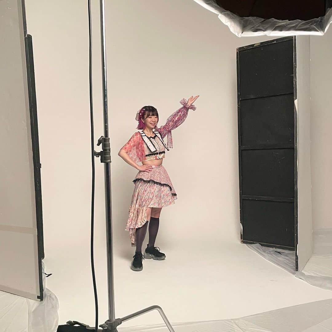 ぱいぱいでか美のインスタグラム：「でか美祭、一部グッズの先行受注始まりました🎆 . 💖ハッピーセット 🖤メインビジュアルＴ 💛でか美祭 支援のぼり旗  8/8までに届きます🚚 ハッピーセットのみ受注期間が他の商品より短めなのでご注意を⚠️  ハッピーセットはでか美祭を目一杯楽しみたい方におすすめ！ 今年の法被のデザイン、完全にどうかしてて 遂にここまで来たかという感じで大満足です！ ここでしか手に入らない私の手作りアイテムもありますので！ ぜひ！作らせて〜！  のぼり旗は、当日会場に飾らせていただくアイテムです🚩 見本は「でか美ちゃん」となっていますが 個人名でも連名でも、企業名でも！ 常識の範囲内のお名前であれば何でも大丈夫です🙆🏻‍♀️ 過去には推しのイベントを宣伝するのぼり旗を出してくれたヲタクの方もいました。 (個人間で許可もらってくださいね！)  リンクはストーリーとハイライトに載せておきます！ . #でか美祭 #オフショット #でか美ちゃん」