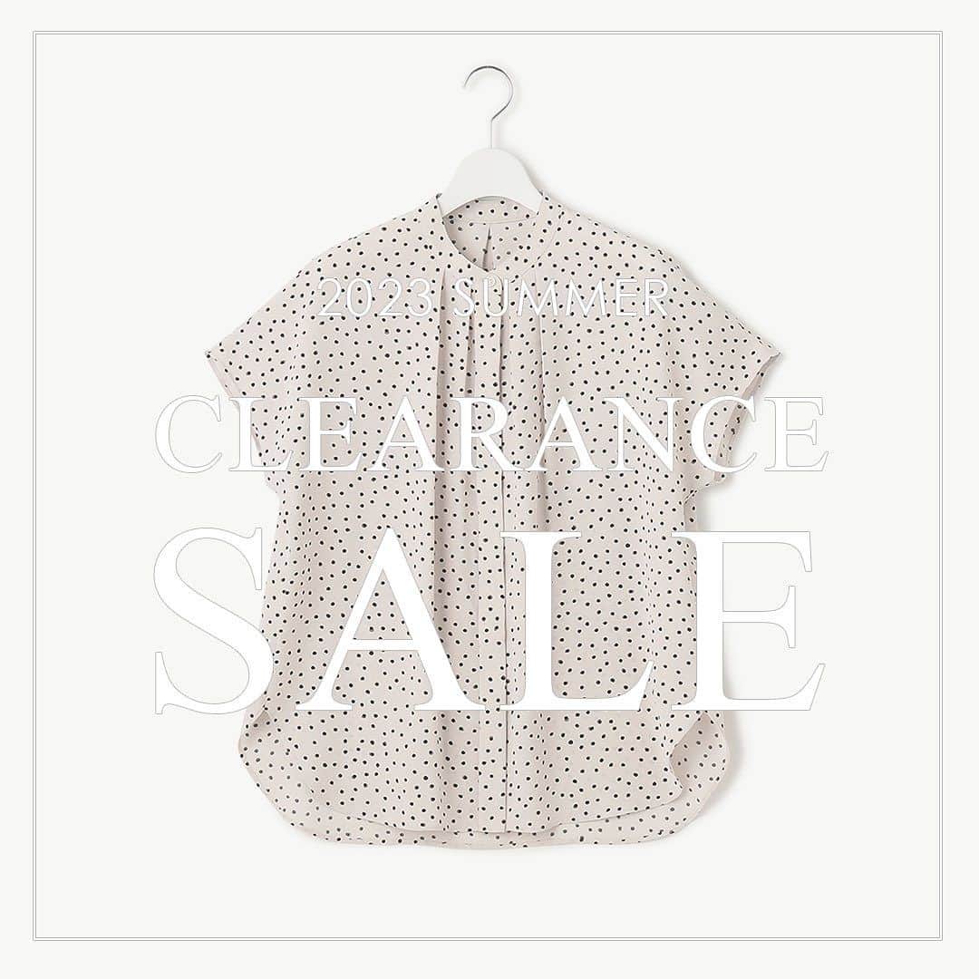 23区さんのインスタグラム写真 - (23区Instagram)「CLEARANCE SALE !  ---------------- ⁡ 6/30(金)よりクリアランスセールSTART✨ ⁡ 待ちに待ったセールがスタート！ ⁡ 夏に活躍間違いなしのトップスや 買い足したい羽織りアイテムなど スタッフがリアルに買いたいアイテムをご紹介！ ⁡ ぜひこの機会をお見逃しなく！ ⁡ ⁡ 🔗プロフィールのハイライトより セールアイテムをチェック✔️ ⁡ ⁡ ---------------- #23区 #23KU #春夏物 #春服 #ベーシックアイテム #spring #夏アイテム #大人コーデ #夏トップス  #サマーコレクション #夏服セール #クリアランスセール  #レディライク #レディスタイル  #カジュアルコーデ #シンプルコーデ  #fashion #style #code #coordinate #clearancesale」7月3日 21時23分 - 23ku_official