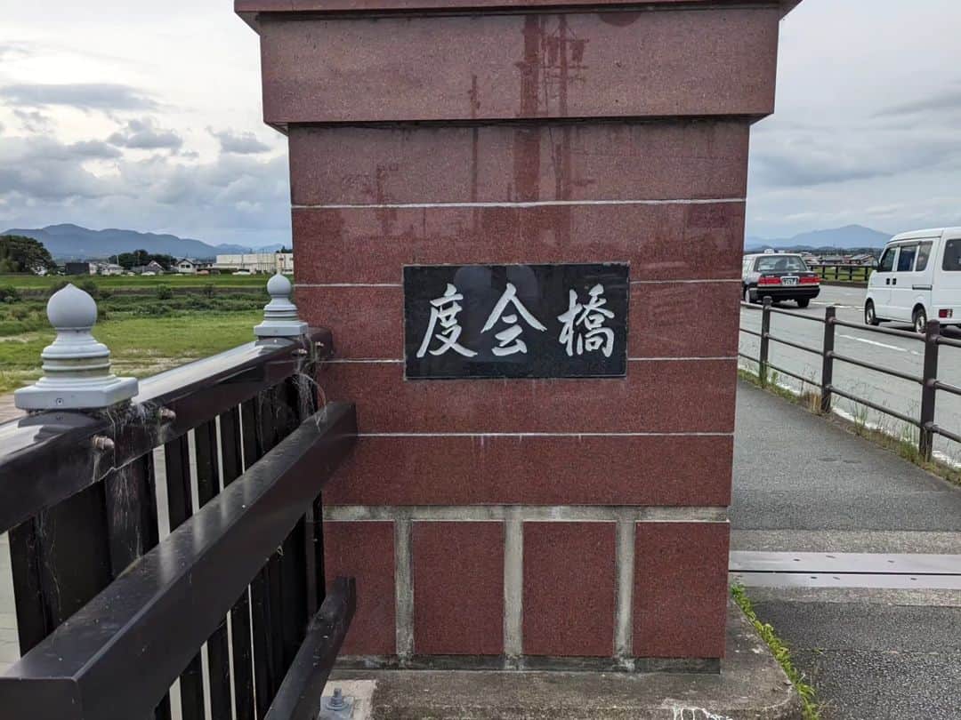 島貫凌さんのインスタグラム写真 - (島貫凌Instagram)「【#熊野古道 歩いてみた】 今回も趣味の話です。 この地方に住んでいるなら１度くらい行ってみたいと思っていた熊野古道。最近、熊野古道の中に#熊野古道伊勢路 という #伊勢神宮 から#熊野三山 への道があることを知りました。 調べてみると「熊野古道170km踏破のすすめ」なるホームページもあります。歴史好き、地理好きとして、これはちょっと歩いてみたい……。ということで、歩いてきました！！！  とはいえ、一日で170kmも歩けません(笑)無理のない範囲で、ホントにちょっとずつ、始めてみようということで、とりあえず#全日本大学駅伝 でおなじみ、伊勢神宮内宮宇治橋前からスタート！2時間半ほど歩いてきましたー！！  ①名古屋から近鉄特急で出発！ ②朝は苦手なのでお昼からスタートです。 ③おはらい町を抜けるとすぐ住宅地。 ④伊勢っぽいモニュメント。 ⑤橋の下を走る近鉄列車、#ミジュマル ラッピング。 ⑥古市のあたりには江戸時代に遊郭があり、三大遊郭に数えられていたそう。 ⑦外宮到着！ここまで1時間と少し！ ⑧「世古」というのは表通りから入った路地のことらしい。 ⑨筋向橋(すじかいばし)で、各地から伊勢に向かう街道が合流します。今は暗渠だそう。 ⑩2時間30分くらい歩いて、こちらも駅伝でお馴染み、#度会橋 到着。雨が降ってきたので退散！  およそ2時間30分でだいたい7km。。。熊野古道らしい山道にすらたどり着けず終わった第一回。果たして次回はあるのか？？今後の展開にご期待ください。  #三重 #三重観光 #散歩 #東海地方 #世界遺産 #旅 #旅好きな人と繋がりたい #メーテレ#アナウンサー#島貫凌」7月3日 21時23分 - ryo_shimanuki_nbn_