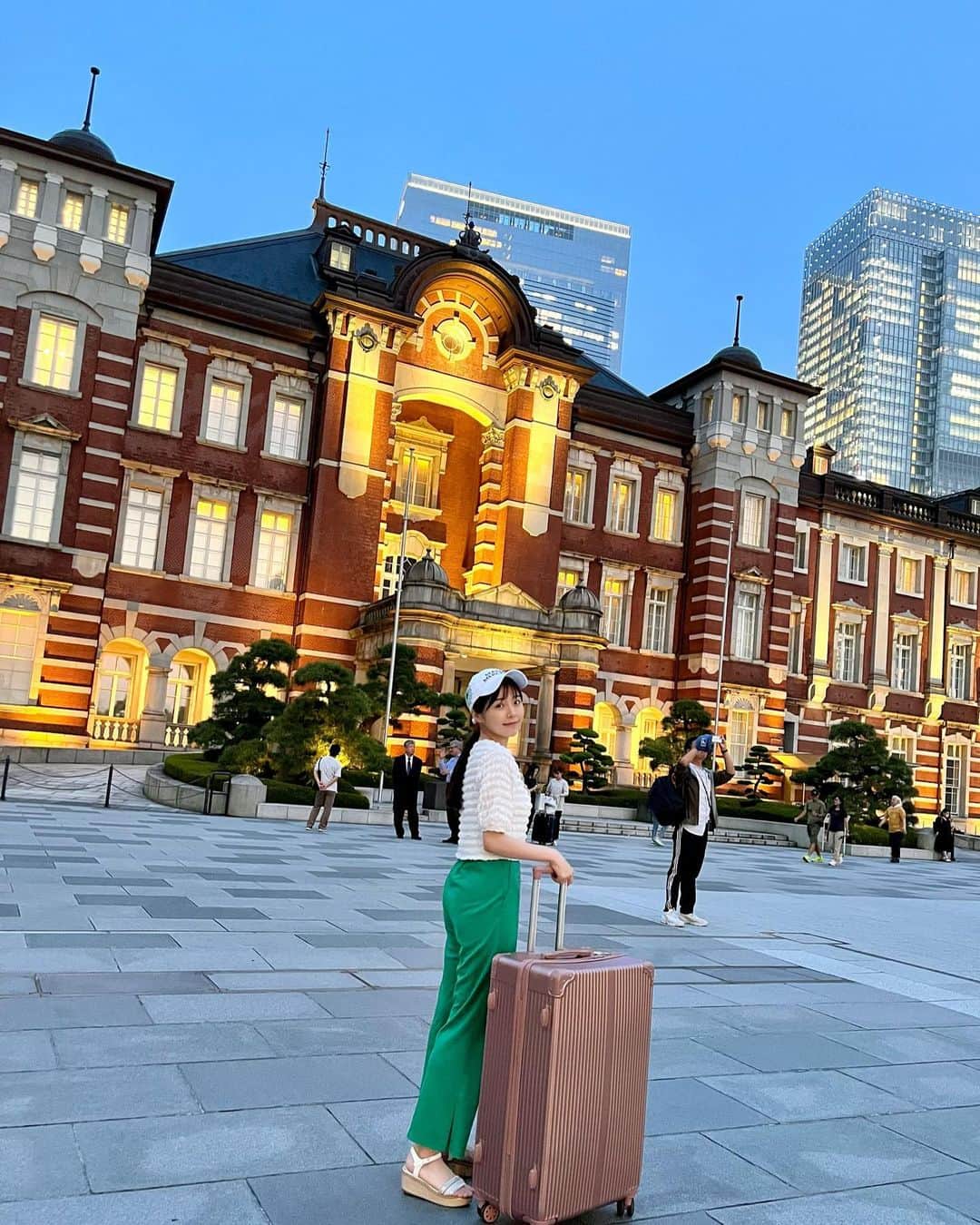 川村那月さんのインスタグラム写真 - (川村那月Instagram)「舞台を終えて、10日ぶりに東京に帰ってきました！  新幹線に乗っているときもずっと寂しくてたまらなかったけど、思い出を胸に、また前に向かって歩いていかなきゃ✨  そして私にそっくりな母は、福岡から３公演連続観劇しにきてくれました♪ ずっとこの舞台を楽しみにしていてくれたので、新幹線の中でも感想が止まりませんでした☺️  さて、進む前に、少しだけ。 舞台の余韻に浸る夜になりそうです☂️  #いま会いにゆきます #いまあい2023 #秋穂澪 #川村那月 #感謝✨」7月3日 21時16分 - kawamura_natsuki317