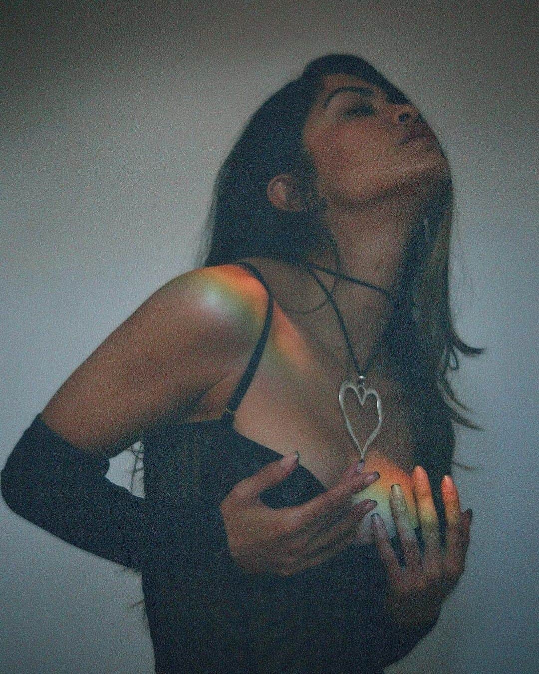 Alessandra Sironiさんのインスタグラム写真 - (Alessandra SironiInstagram)「judge me by the cover i’ll make you feel recovered in human anthropology with just a hint your 3rd eye’s open don’t look me in the eye i’ll bewitched you with a smile i usually play dumb until te doy mi corazón  uh (uh uh uh) ya me dejaste y ahora quiere volver? lo siento baby, yo ya te superé mañana vemo’ si es q’repetiremos hazme el amor hoy y please no me llames luego.   (missing lyrics)  @godsavequeens_official x @isasironi」7月3日 21時16分 - sironinena