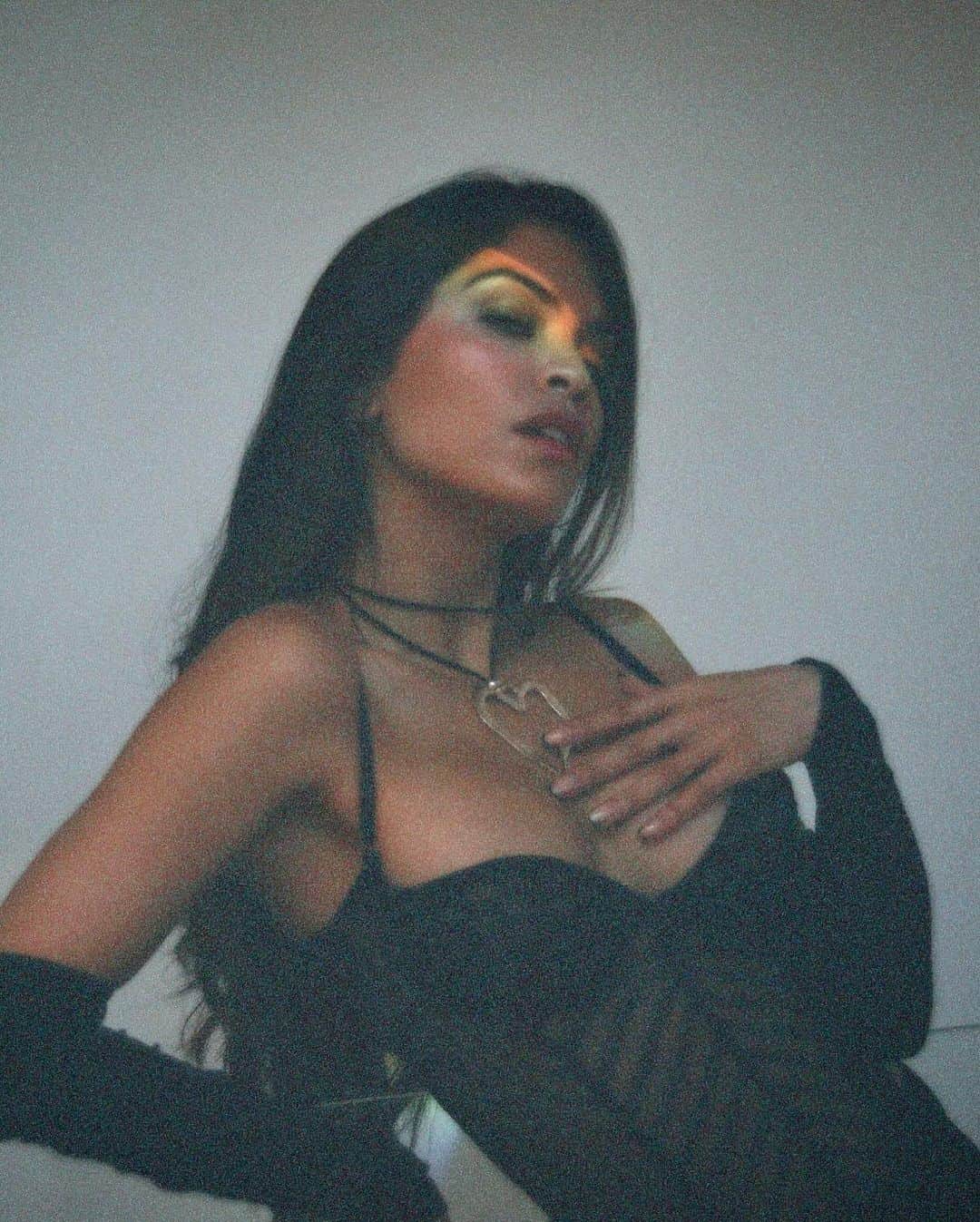 Alessandra Sironiさんのインスタグラム写真 - (Alessandra SironiInstagram)「judge me by the cover i’ll make you feel recovered in human anthropology with just a hint your 3rd eye’s open don’t look me in the eye i’ll bewitched you with a smile i usually play dumb until te doy mi corazón  uh (uh uh uh) ya me dejaste y ahora quiere volver? lo siento baby, yo ya te superé mañana vemo’ si es q’repetiremos hazme el amor hoy y please no me llames luego.   (missing lyrics)  @godsavequeens_official x @isasironi」7月3日 21時16分 - sironinena