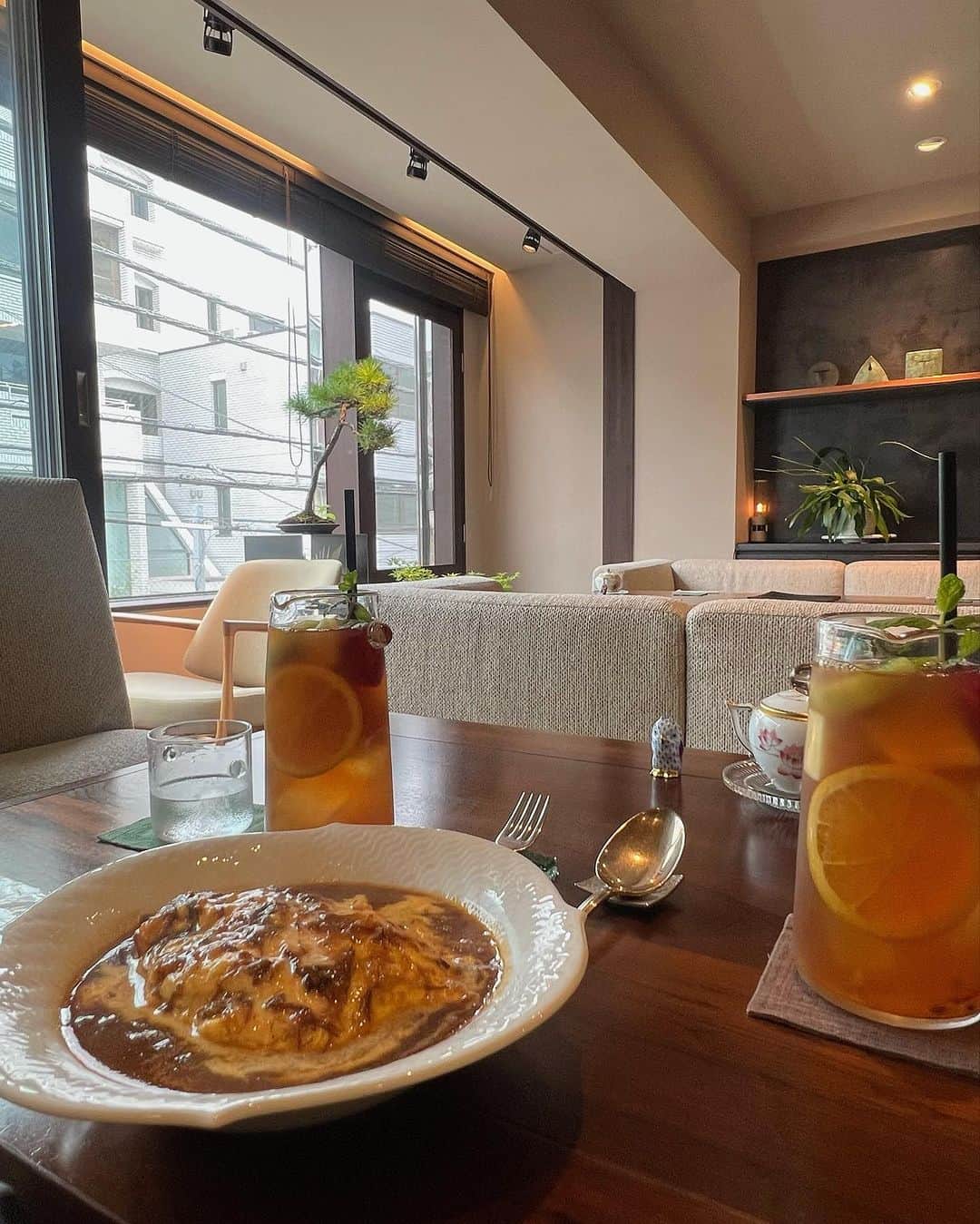 西原有紀のインスタグラム：「N͎e͎w͎ f͎a͎v͎o͎r͎i͎t͎e͎ c͎a͎f͎e͎ ☕︎  ✴︎ ✴︎ ✴︎  お店の中に入った途端、空気が変わったかのような私好みの和モダンな落ち着いた雰囲気で、飲み物も食べ物も上品な味わいで気に入りました☺️  ✴︎  1人でもゆったりのんびりできる空間です😌📘  ✴︎ ✴︎ ✴︎  #表参道 #カフェ #ランチ #フルーツサンド #オムライス #オーガニック #フルーツジュース #和モダン #おしゃれ #大人空間 #秘密基地 #fyp #ケーキ #JAPAN」