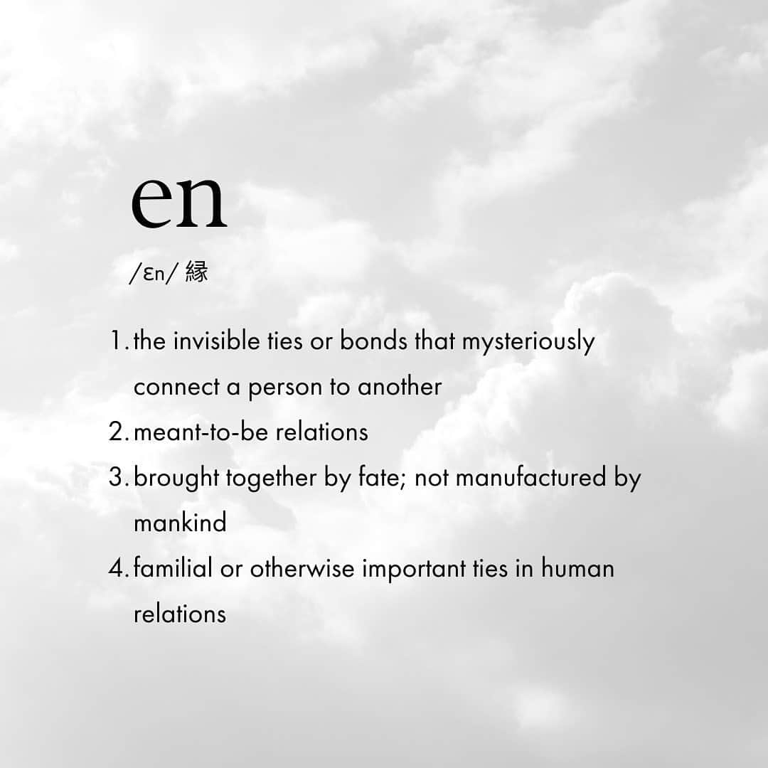 吉川めいさんのインスタグラム写真 - (吉川めいInstagram)「【日本語は英語に続く】 Do you believe in invisible strings?   I do.  And so does every other Japanese person 🍣🇯🇵 It’s part of our culture … and this word is so packed it’s hard to translate.   In general we’re taught from a young age to respect and honor “en.” In general, it is understood to be a gift.   … Until, of course, it’s not.  There’s also the phrase, “en-wo-kiru” which literally translates as “to cut ties (en).”   Ooo. Juicy touchy topic. Something I speak about with my meditation & mindfulness community, because not all “en” are meant to be eternal. As with all relationships and everything in life, we live and we learn. And sometimes when the lesson is learned, the job is done.   Understanding “en” then, in my opinion, is to know and appreciate the “en” when you have them; and to know when to let go and/or distance yourself. It’s essential to developing healthy boundaries. And healthy boundaries, as I once heard the teacher Pema Chodron say, “is essential for the practice of Compassion.”  ・ ・ 日本人に生まれたなら、ほぼ必ず大事なものとして尊重するように教わる「縁」。  「ご縁がある」ことは、無いよりいい。  だけど、すべての縁が良いとは言えないし、すべての縁が永遠モノとは言い切れないと思いませんか？  「縁を切る」と言うフレーズがあるように、中には引きずらない方がいい縁もある、距離を置いた方が健全な縁もある、とわたしは考えるようになりました。それは、必要に応じて縁を見極め、選ぶこととも言えるでしょう。  生きることとは、経験を重ねていく中で学ぶこと・気づくこと。ならば、学ぶことを学び、気づくことに気づかせてもらい、役割を終えたら、卒業とお別れがやってくるご縁もあるはず。この見極めができないと、素敵だったご縁がただの執着や依存になることも。  ちなみに、わたしが大尊敬するチベット仏教僧のペマ・チョドロンさんは「健全な境界線は、コンパッション(慈悲の心)を持ち続けるために必須だ」と話します。  なかなか🔥hotなトピックスで、迷ったり悩んだりしている方も少なくないと思います。みなさんはどう思いますか？  #ありがとう　#grateful #今日の言葉 #縁　#ご縁　#ご縁に感謝 #wordoftheday #qotd #japan #japanese #japaneseculture #mixedrace #en #japanesewords #japaneselanguage #compassion #mindfulness #マインドフルネス　#コンパッション　#慈悲　#健全　#境界線　#definition #ヨガライフ　#consciousliving」7月3日 21時20分 - maeyoshikawa
