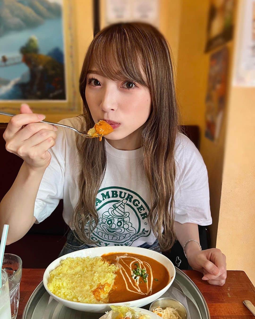 東由樹のインスタグラム：「⁡ ⁡ LUCKY PIERROT🤡 の Tシャツ着てカレー食べた^ ^ 美味しかったぁ🍛♡ ⁡ ⁡ ⁡ #luckypierrot #curry #yummy」