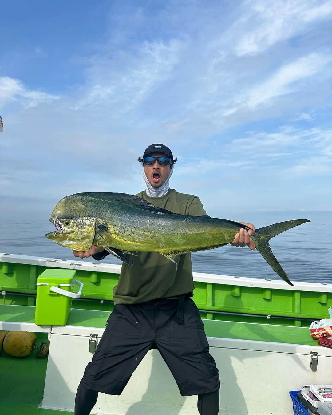 春日潤也のインスタグラム：「相模湾 シイラキャスティング @daiwa_sw_fishing_offshore  @before_you_wake_up  初夏の相模湾のシイラキャスティング最高でした！！ 105㎝でした✌️ あースリリングなこの釣りは大好きです💪 しかし腕パンパンですwww メーターオーバー3キャッチ🫴 ありがとうございました😊  #daiwa #beforeyouwakeup  #相模湾 #シイラキャスティング  #ルアーフィッシング  #topwater」