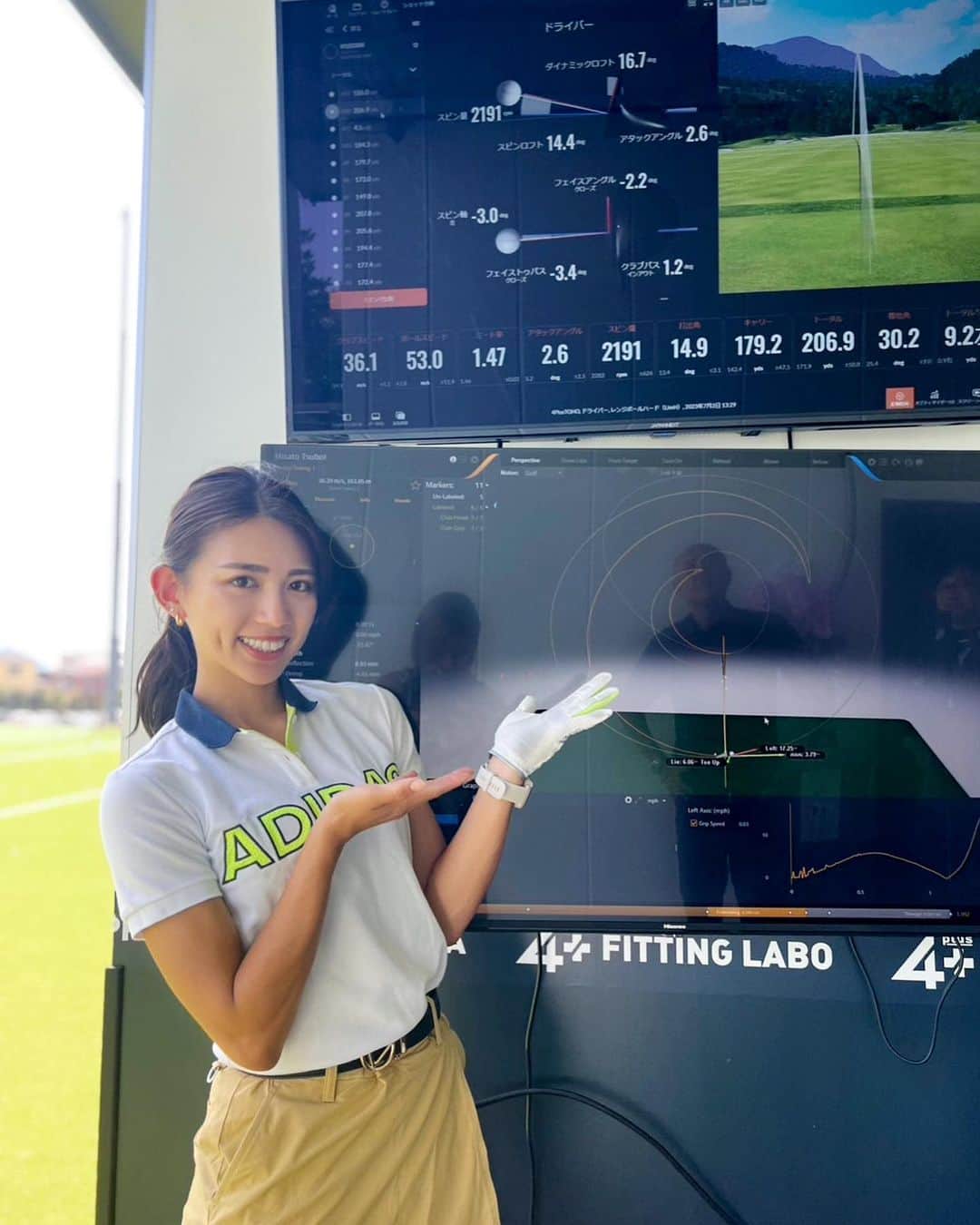 坪井ミサトのインスタグラム：「#東宝スポーツパーク でスピードゴルフ後に 全打席モニター付きの打ちっ放しと、 最先端のスイング解析システムを体験しました⛳️🔥  8個のカメラが搭載されており 全方向から分析！ フィッティングのプロに見てもらって 自分に合うクラブやシャフトを 教えていただきました✨  後ろのモニターは 実際私が打った数値です！ 最近200yが頻繁に出るようになってきた💪🏽  練習も大切だけれど、 最先端の技術で自分を分析するのも 必要だなぁと思いました🥹  そして、楽しくてずっといれる！笑  東宝スポーツパークさん ありがとうございました❣️ 都内から行きやすいので ゴルフ好きは行くべし💪🏽  70台の壁、突破するぞー！  #gears #golf #ゴルフ女子 #ゴルフ」
