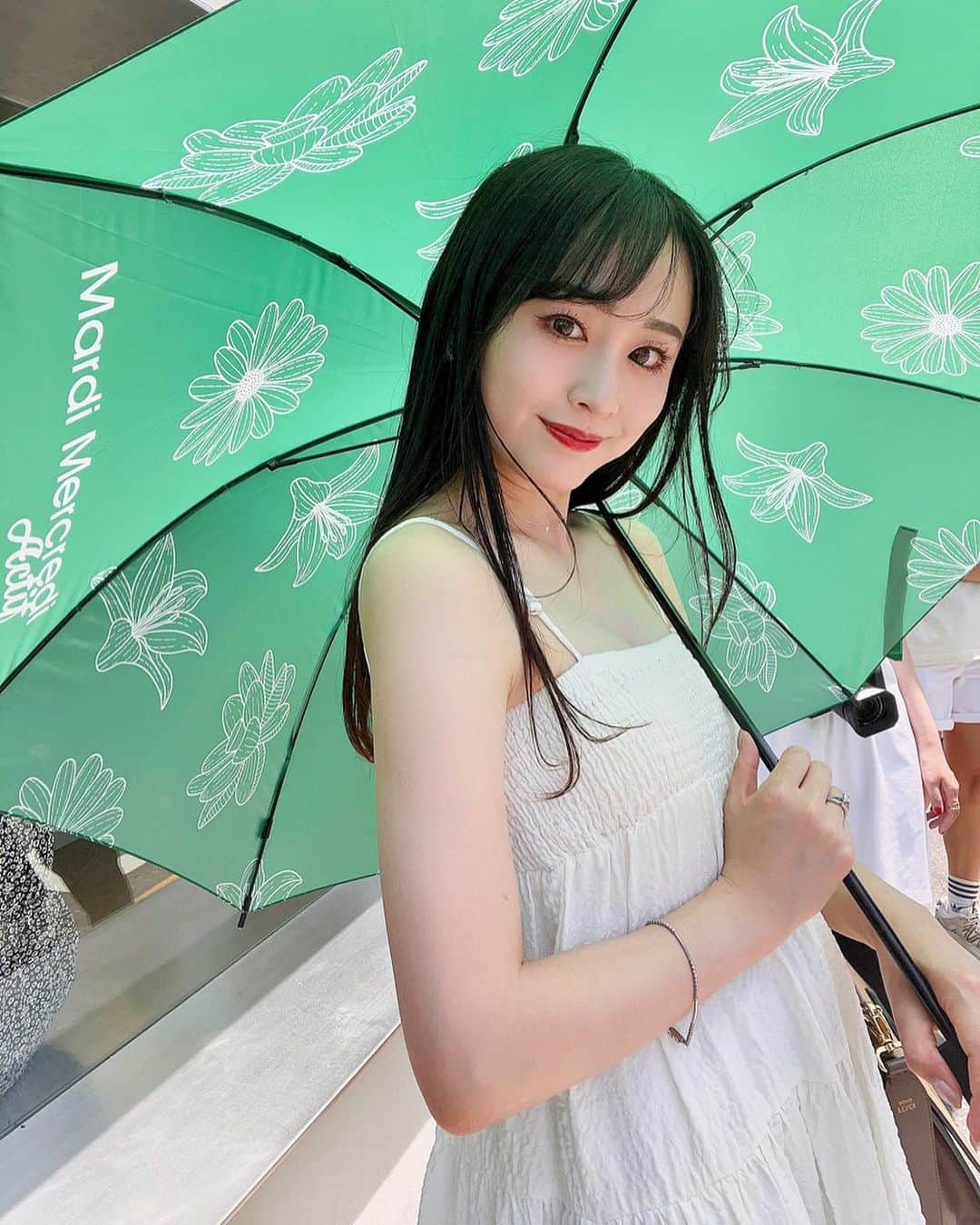 待鳥志織のインスタグラム：「@mardi_mercredi_official の待ち時間用の 日傘可愛かった♡ ZARAで買ったトップスラフに着れてお気に入り なんだけど、ファスティグ終わって4キロくらい太ってしまい、、なかなか着れない😅(笑) #韓国#mardimercredi#韓国旅行#ZARA」