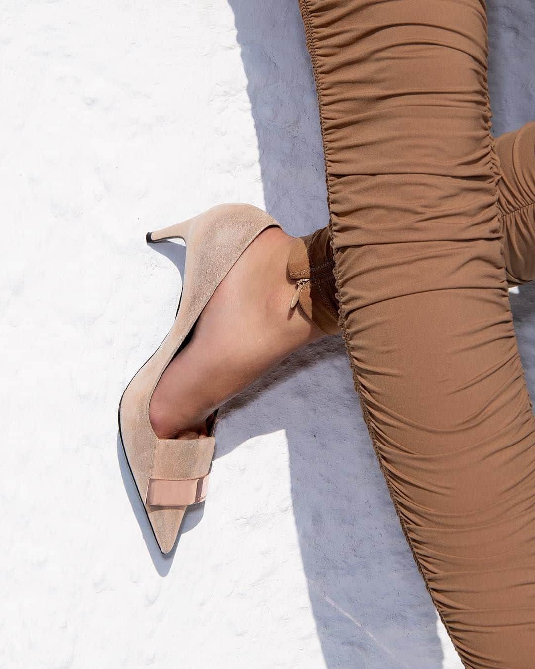 Sergio Rossiのインスタグラム：「You’ve never tired of that classic style. Our #sr1 pump are available online and in-store. Shop now!  #SergioRossi」