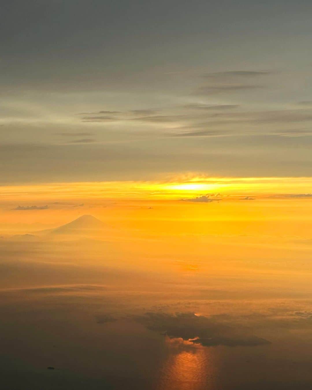 SHIHOさんのインスタグラム写真 - (SHIHOInstagram)「Amazing Mt.Fuji & Sunset  旅の帰りに見た富士山と夕陽が あまりにも幻想的で美しかったよ。  日常に起こるいろんなことは、 この景色で一気に吹き飛んでしまうよね。  私たちは、いつも自然に見守られて、 歓迎されているんだって思う。  一期一会な景色に出会えて感謝🙏🏻🌿  みなさん、今週も頑張ろう！  #beautiful #sunset #mtfuji #富士山 #夕陽 #旅のご褒美」7月3日 21時33分 - shiho_style