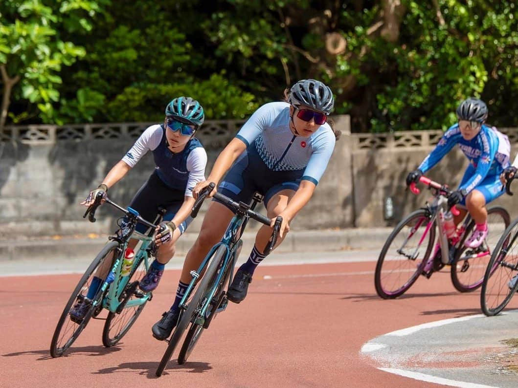 平良エレアのインスタグラム：「屋我地ロードレースは5kmの3周回🚴‍♀️  登りもあるコースだったから エアロロードではなく登りも得意なLANGMAを選択✌️ ホイールはこれ一択のCADEX50🛞  選択は間違ってないけど活かしきれたかは不明。笑  レース後はしんどすぎていつも機材頼りの 実力不足をひしひしと感じてしばらくレースはいいや！ って思うのに今週末には次が迫っている😂  次は袖ヶ浦サイクルサマーフェスで120分エンデューロ✨ こっちは平坦なのでENVI LIVで走ります🚴‍♀️  @apes_43 写真ありがとうございます🙏  #屋我地ロードレース #ロードバイク #ロードバイク女子  #girlscycling #roadbike #cycling #cyclinglife #cyclist #cyclinglifestyle #instacycle #instacycling  #わたしとLiv #LivJP」