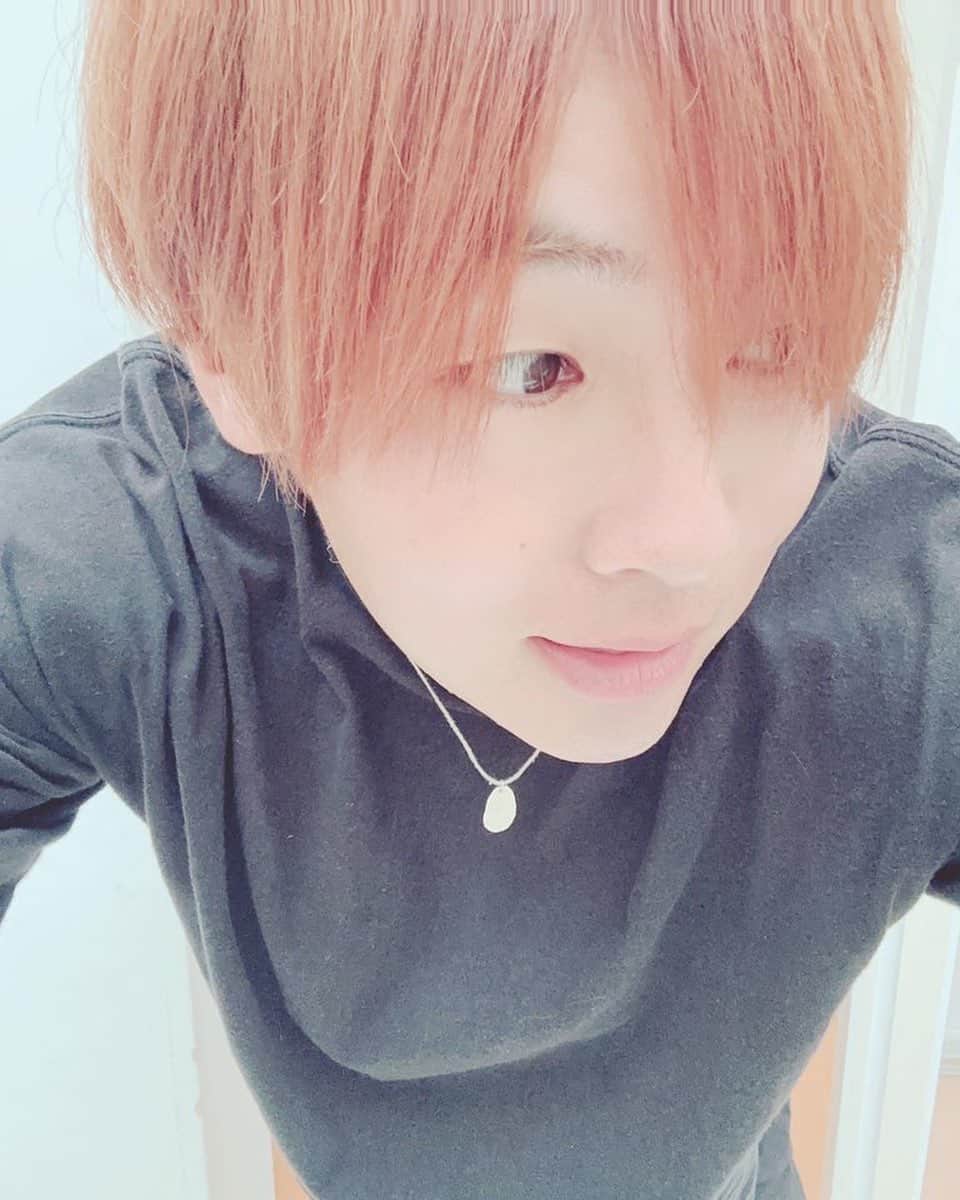 安達勇人さんのインスタグラム写真 - (安達勇人Instagram)「安達、髪をばっさり切りました☺️✨ 髪色は茶色よりのオレンジにしました✨ 美容室からは以上です！  今日も一日お疲れ様でした😊」7月3日 21時34分 - yuto_adachi_official